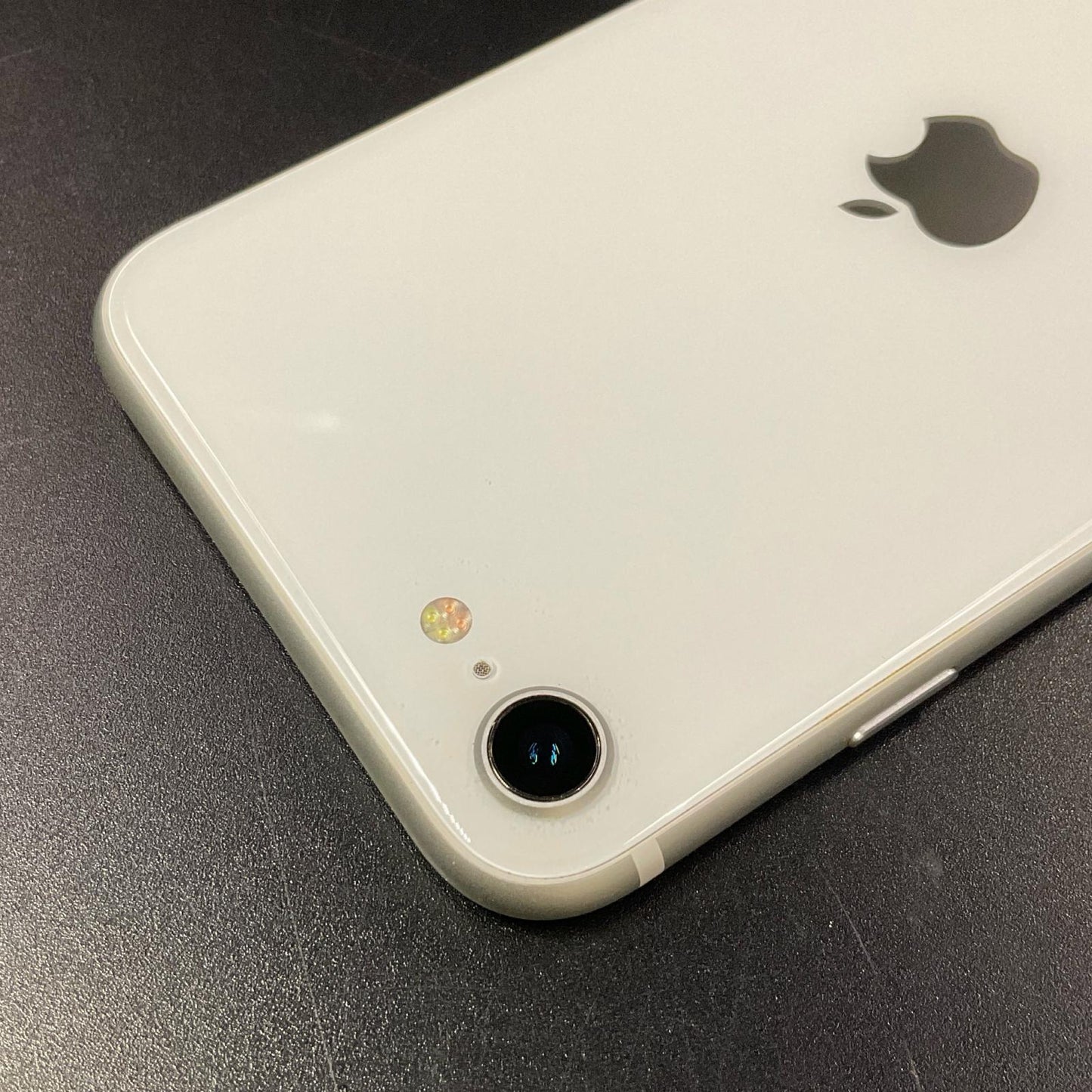 【全額返金保証】【最速発送】Apple iPhone iPhone SE（第2世代） 64GB ホワイト au 白ロム 動作確認済 76%