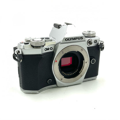 【全額返金保証】【最速発送】OLYMPUS デジタル一眼 OM-D E-M5 II 動作確認済