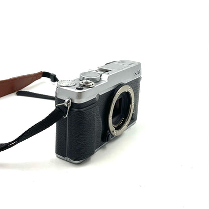 【全額返金保証】【最速発送】FUJIFILM デジタル一眼 X-E2 ボディ シルバー 動作確認済