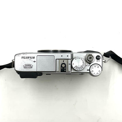 【全額返金保証】【最速発送】FUJIFILM デジタル一眼 X-E2 ボディ シルバー 動作確認済