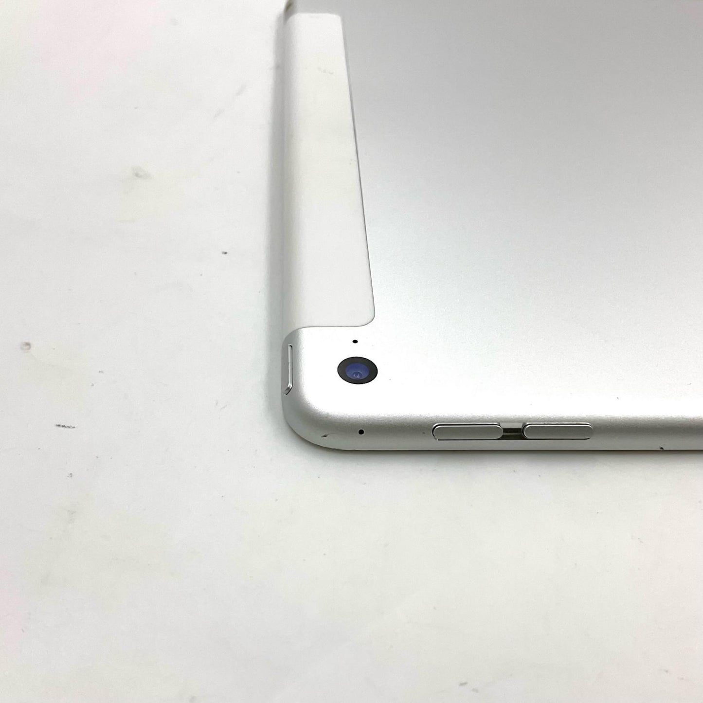 【全額返金保証】【最速発送】Apple iPad Air 9.7インチ 第2世代 64GB シルバー WiFi+Cellular Softbank 白ロム 動作確認済