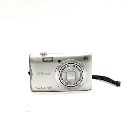 【全額返金保証】【最速発送】Nikon コンパクトデジタルカメラ COOLPIX A300 シルバー 美品 動作確認済