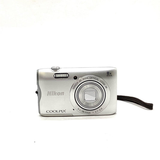 【全額返金保証】【最速発送】Nikon コンパクトデジタルカメラ COOLPIX A300 シルバー 美品 動作確認済