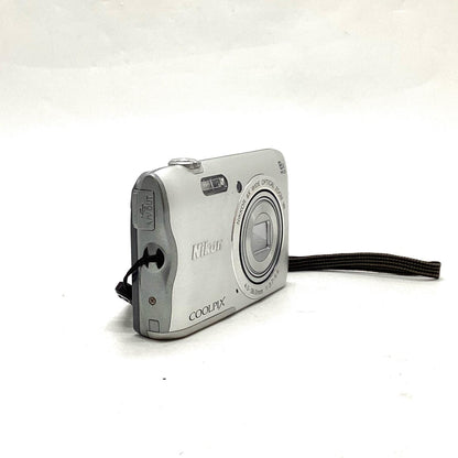 【全額返金保証】【最速発送】Nikon コンパクトデジタルカメラ COOLPIX A300 シルバー 美品 動作確認済