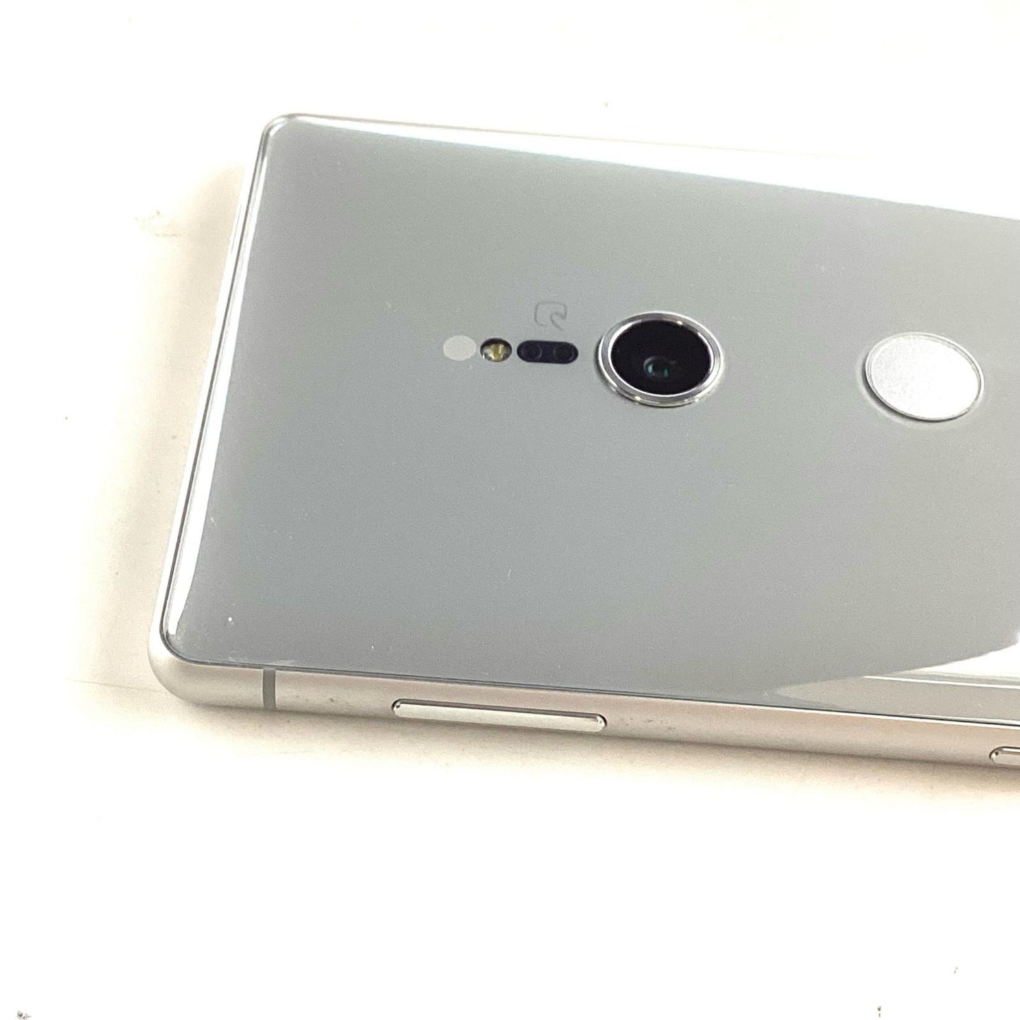 【全額返金保証】【最速発送】Sony Xperia XZ2 64GB リキッドシルバー docomo SO-03K 白ロム 動作確認済