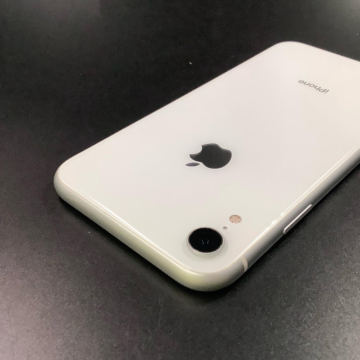 【全額返金保証】【最速発送】Apple iPhone iPhone XR 64GB ホワイト docomo SIMフリー 白ロム 美品 動作確認済 83%