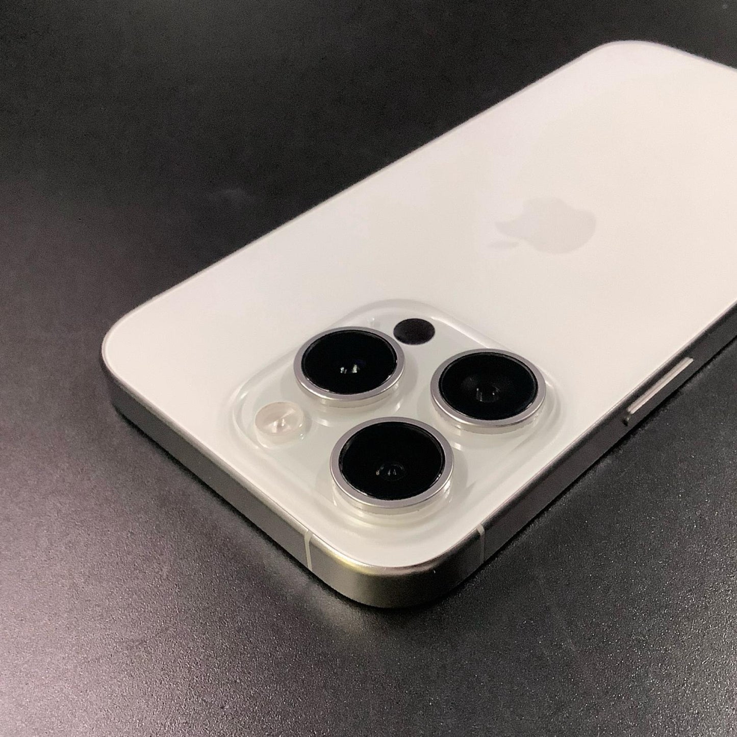 【全額返金保証】【最速発送】Apple iPhone iPhone 15 Pro 128GB ホワイト Softbank SIMフリー 動作確認済 85%