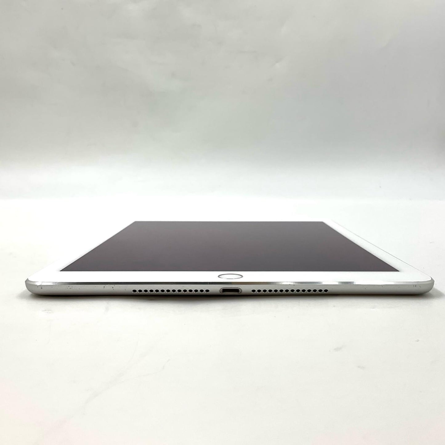 【全額返金保証】【最速発送】Apple iPad Air 9.7インチ 第2世代 128GB シルバー WiFi+Cellular docomo 白ロム 動作確認済