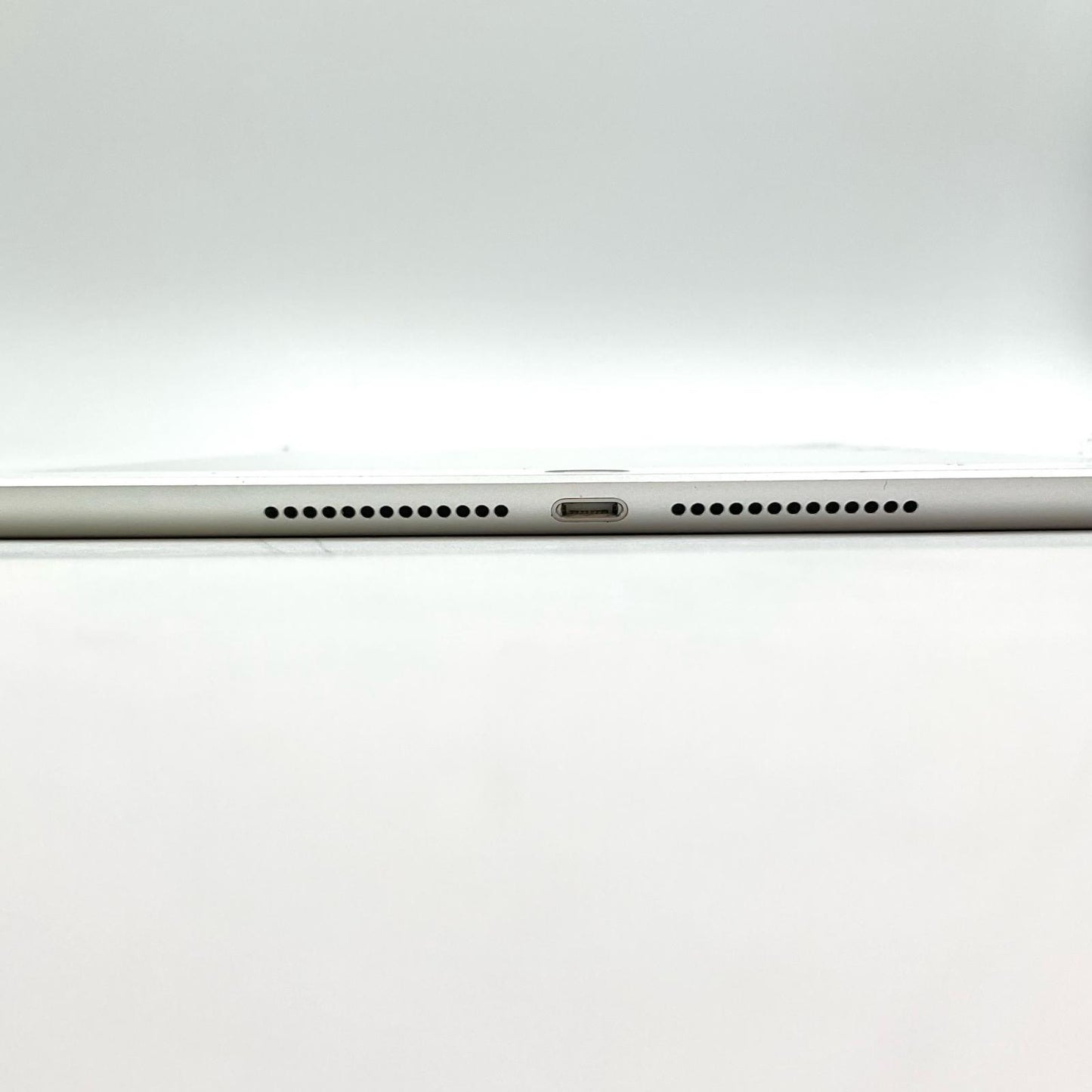 【最速発送】Apple iPad iPad 9.7インチ 第5世代 32GB シルバー WiFi+Cellular au 白ロム【難有】