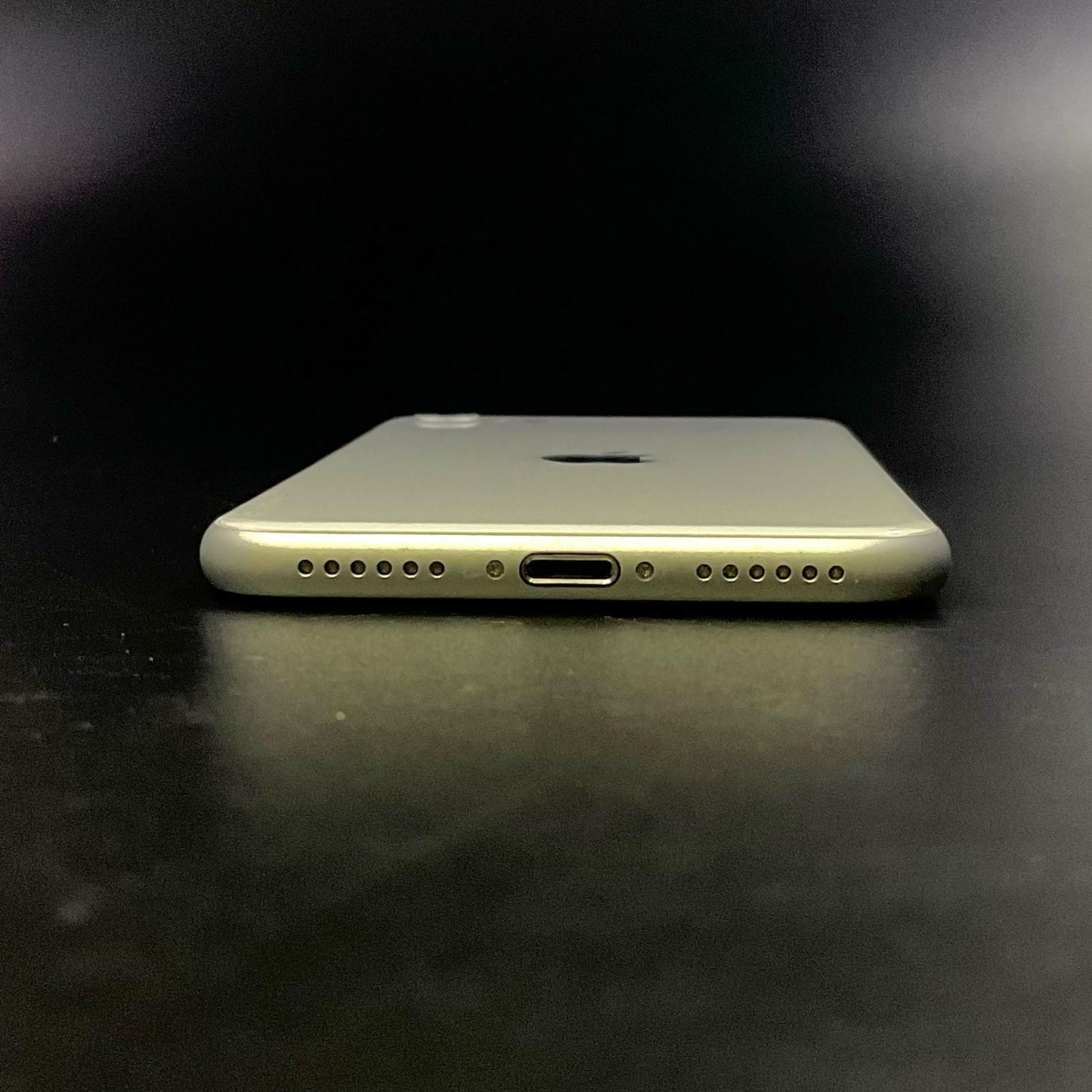 【全額返金保証】【最速発送】Apple iPhone iPhone SE（第2世代） 64GB ホワイト au 白ロム 動作確認済 80%