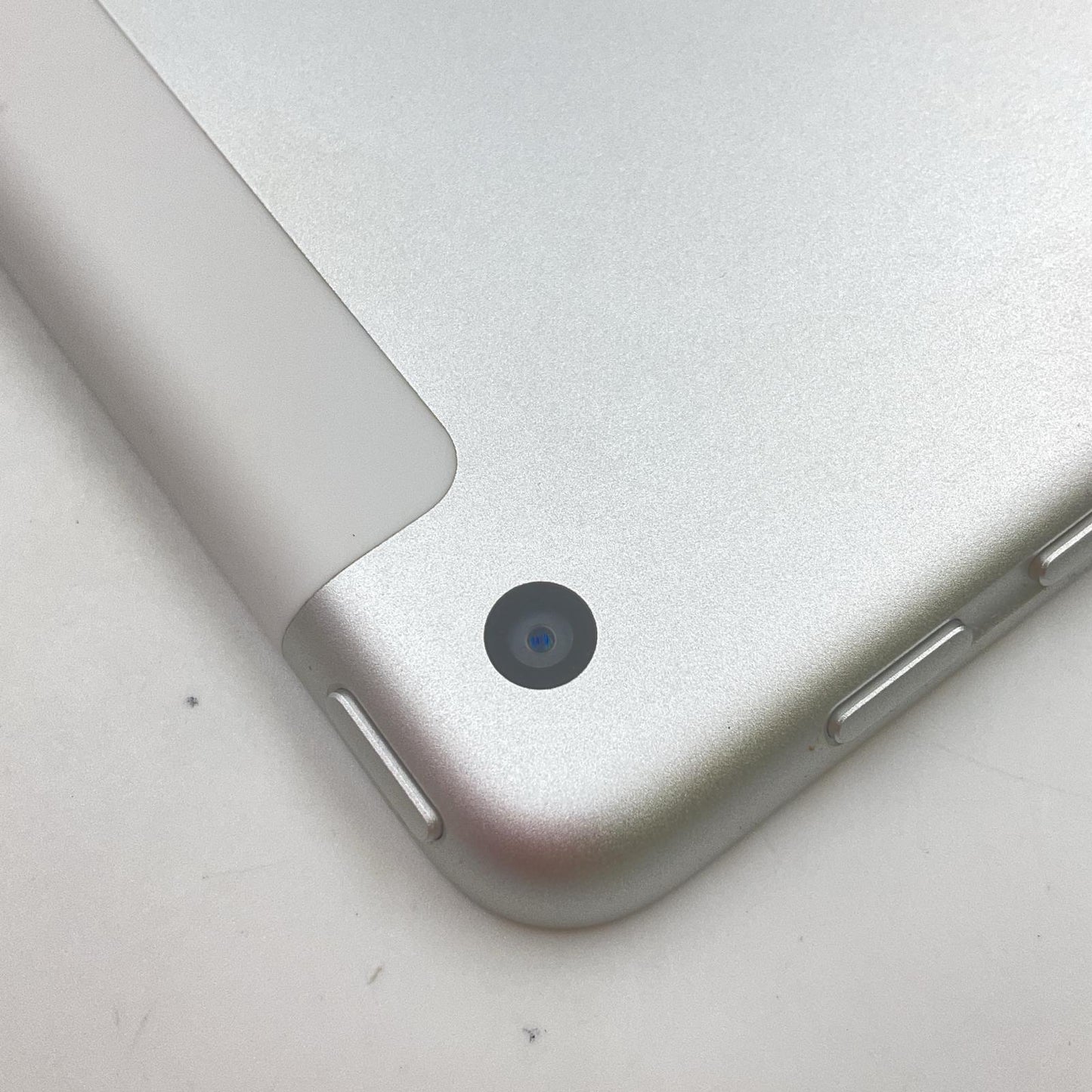 【全額返金保証】【最速発送】Apple iPad iPad 9.7インチ 第5世代 32GB シルバー WiFi+Cellular Softbank 白ロム 美品 動作確認済