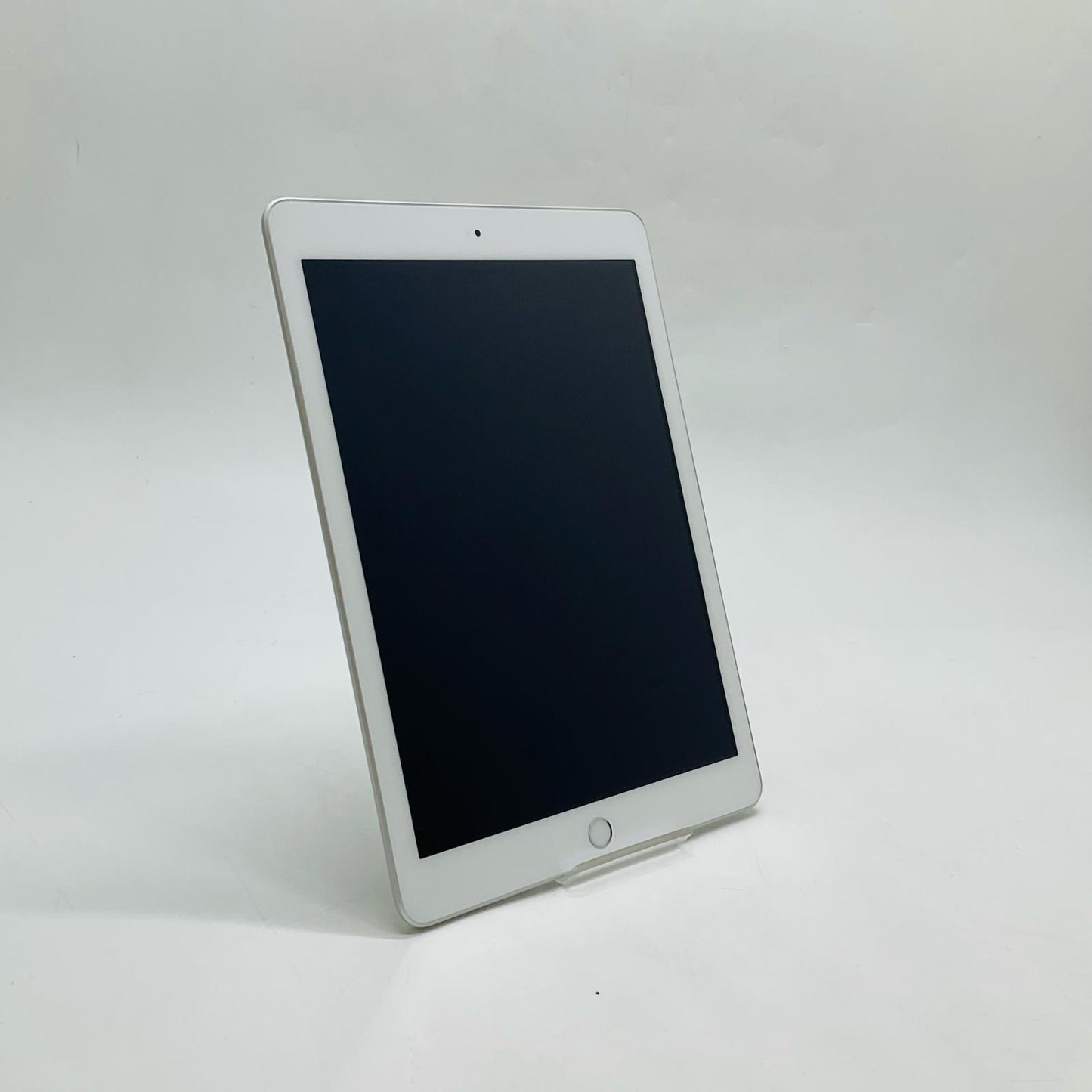 【全額返金保証】【最速発送】Apple iPad iPad 9.7インチ 第5世代 32GB シルバー Wi-Fi 美品 動作確認済