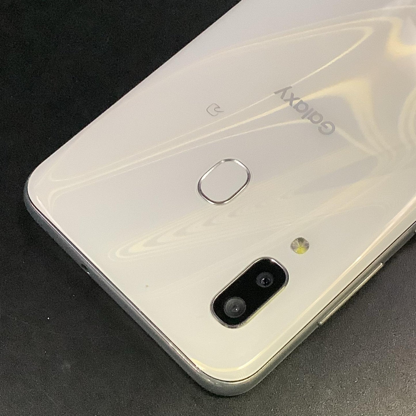 【全額返金保証】【最速発送】SAMSUNG Galaxy A30 64GB au SCV43 白ロム 美品 動作確認済