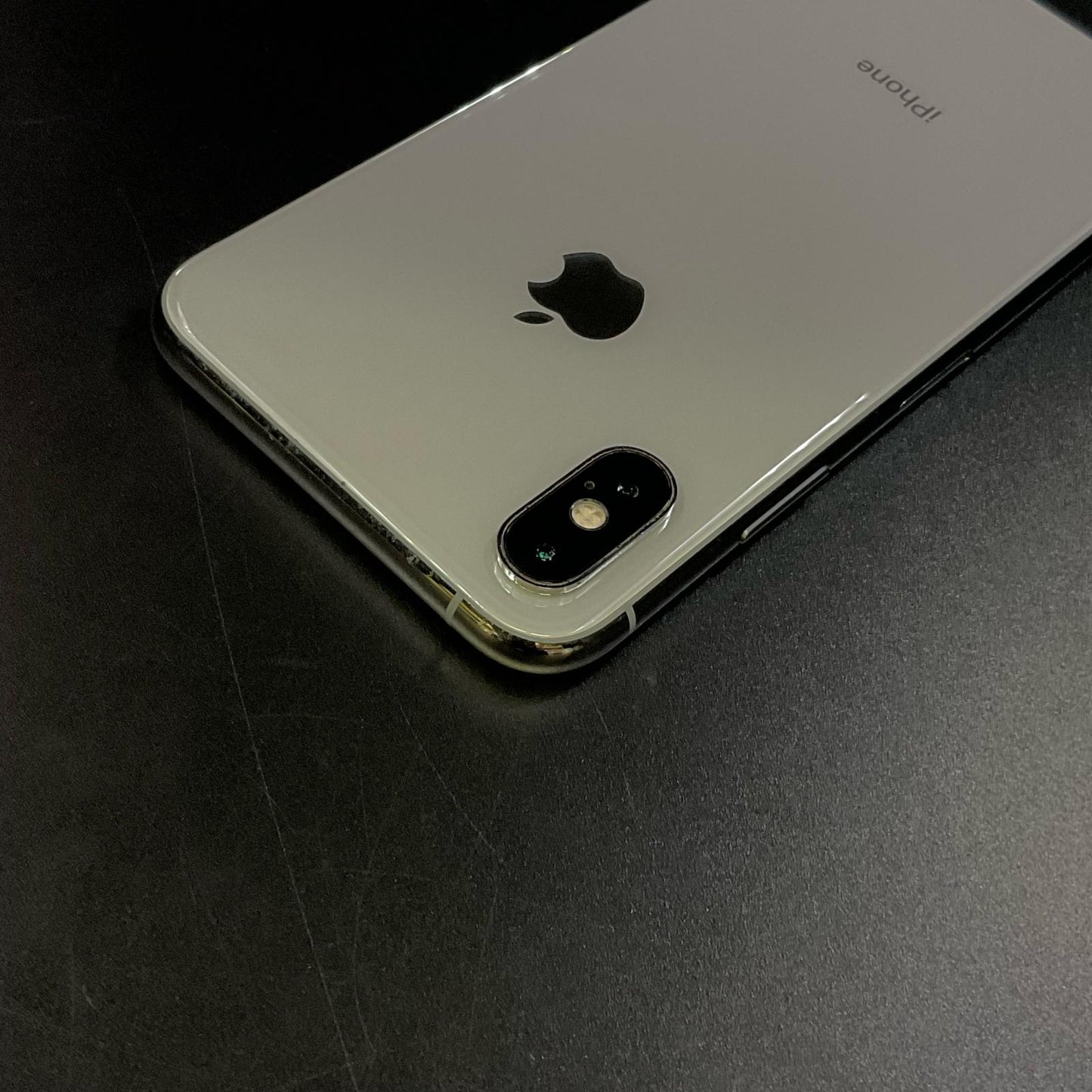【全額返金保証】【最速発送】Apple iPhone iPhone XS 64GB Silver au 白ロム 動作確認済 77%