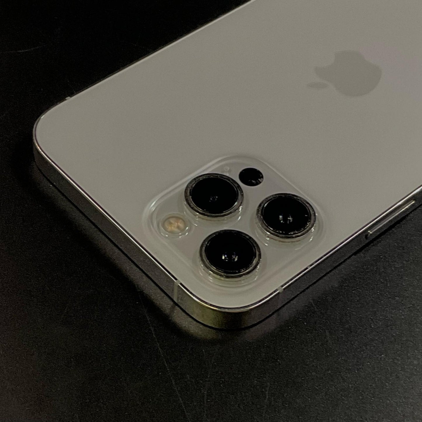 【全額返金保証】【最速発送】Apple iPhone iPhone 12 Pro Max 256GB Silver docomo 白ロム 動作確認済 84%