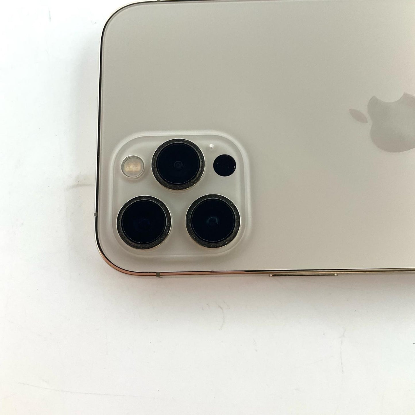 【全額返金保証】【最速発送】Apple iPhone iPhone 12 Pro Max 256GB Gold docomo 白ロム 動作確認済 84%