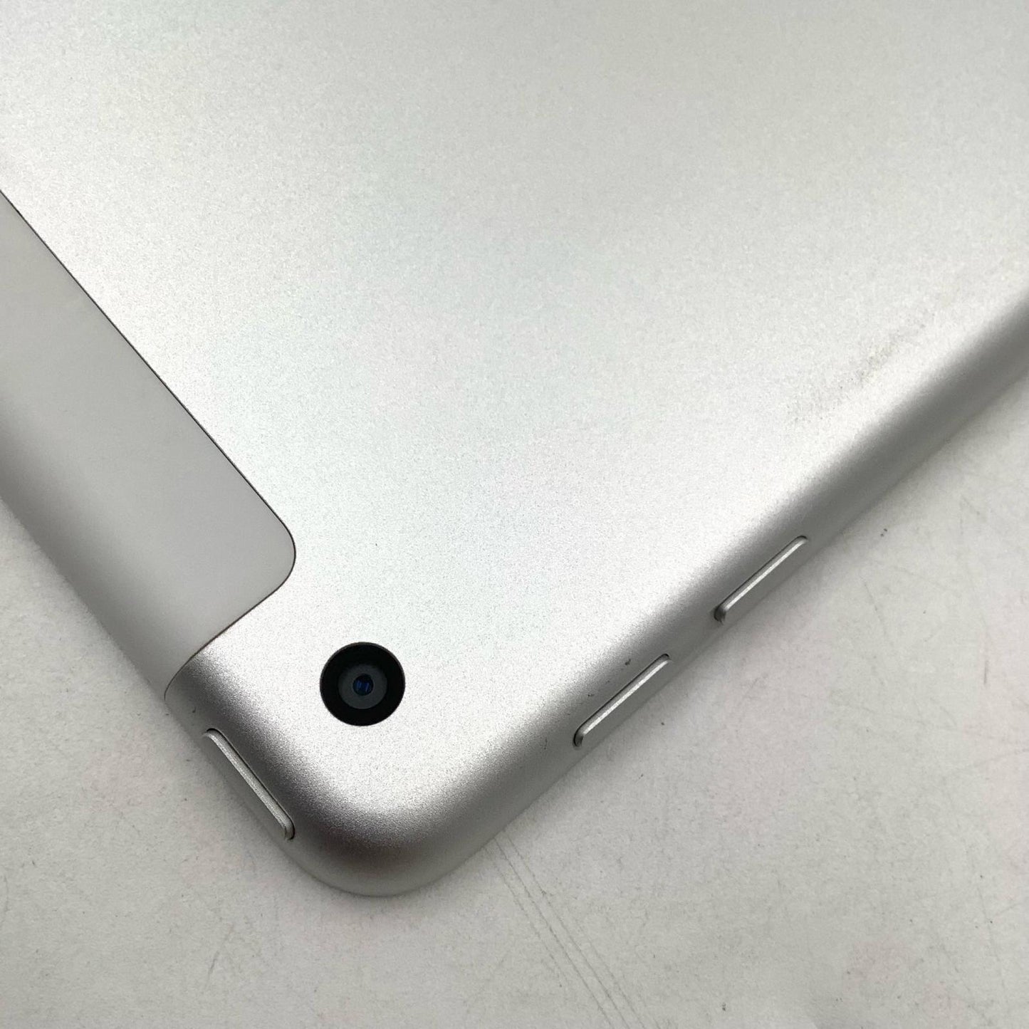 【最速発送】Apple iPad iPad 6 Wi-Fi + Cellular 32GB Silver au 白ロム【難有】
