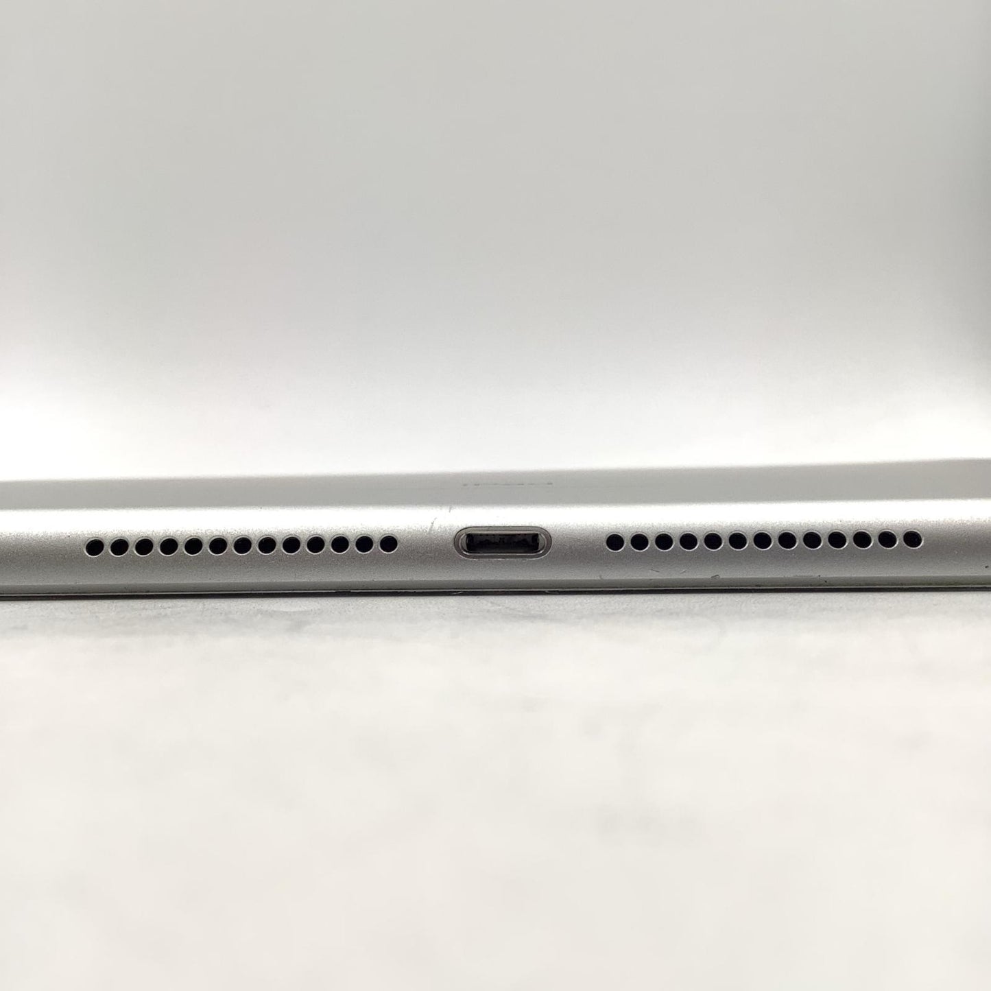 【最速発送】Apple iPad iPad 6 Wi-Fi + Cellular 32GB Silver au 白ロム【難有】