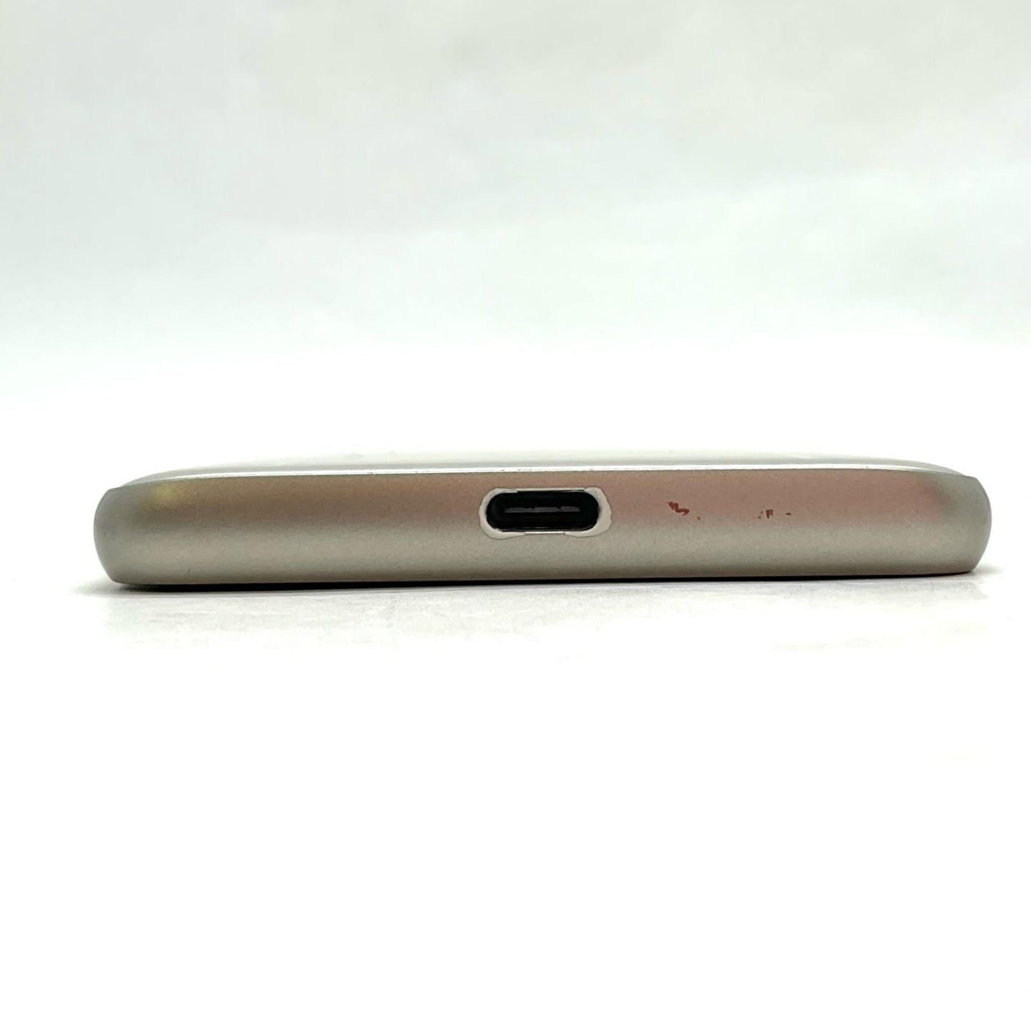 【全額返金保証】【最速発送】 BASIO4 32GB ゴールド系 au KYV47 白ロム 動作確認済