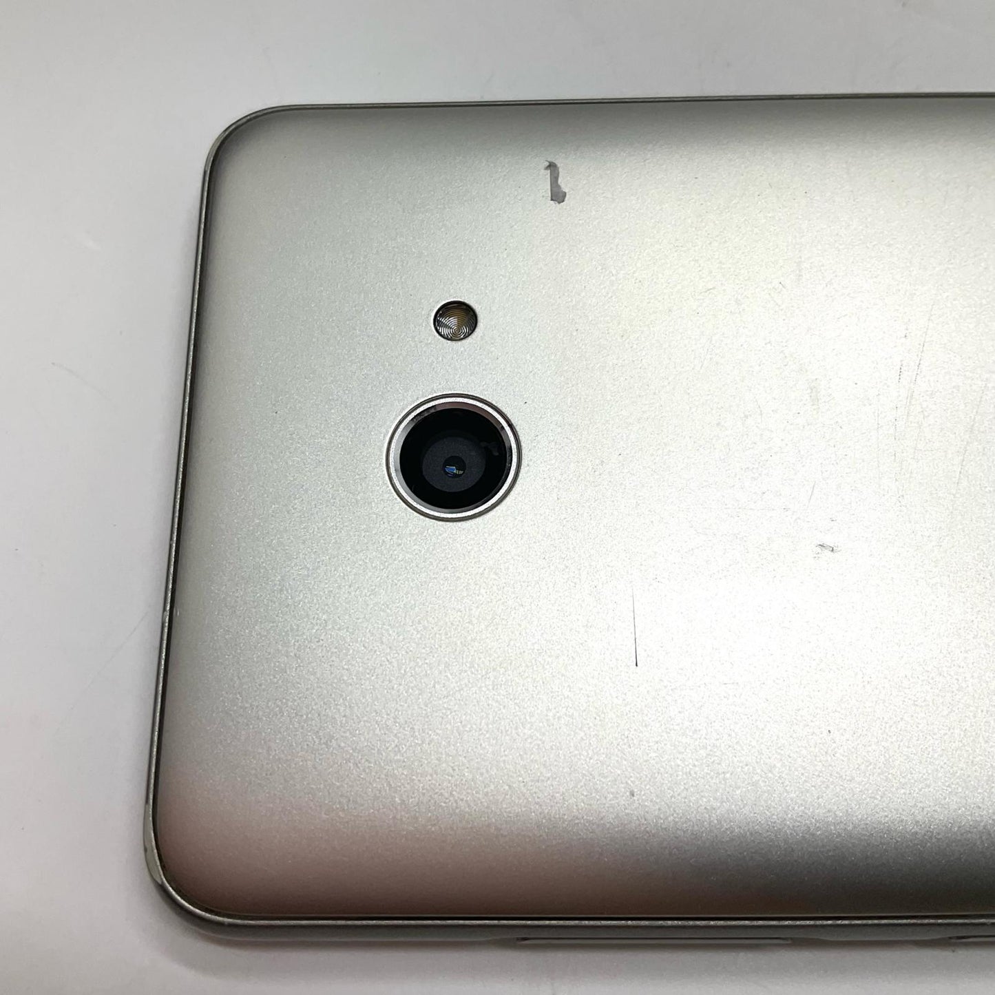 【全額返金保証】【最速発送】 BASIO4 32GB シルバー系 au KYV47 白ロム 動作確認済