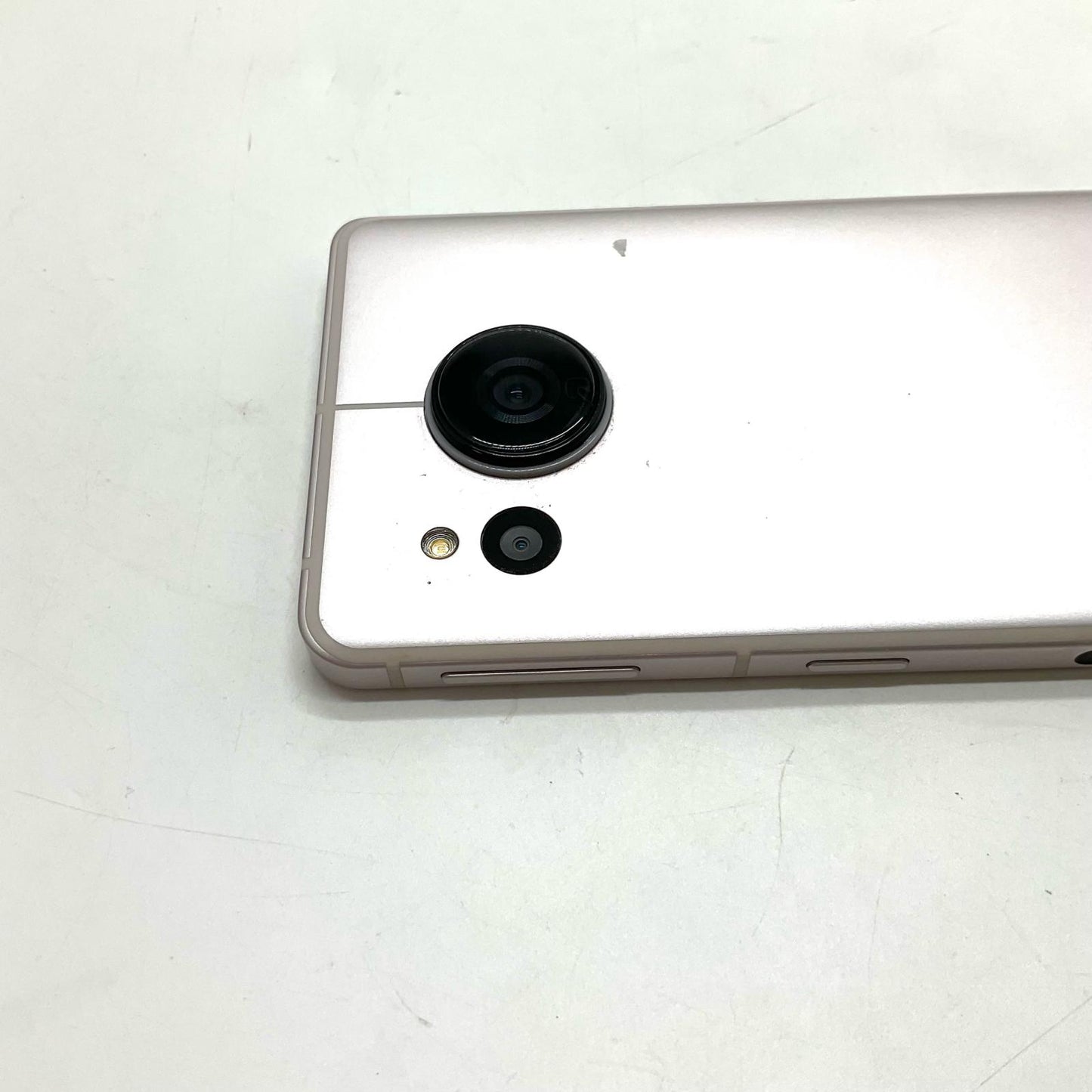 【最速発送】 AQUOS sense7 128GB シルバー系 au SIMフリー SHG10 白ロム【難有】