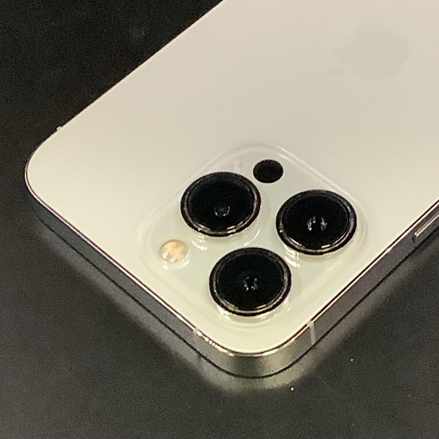 【全額返金保証】【最速発送】Apple iPhone iPhone 13 Pro 256GB シルバー au 白ロム 動作確認済 76%