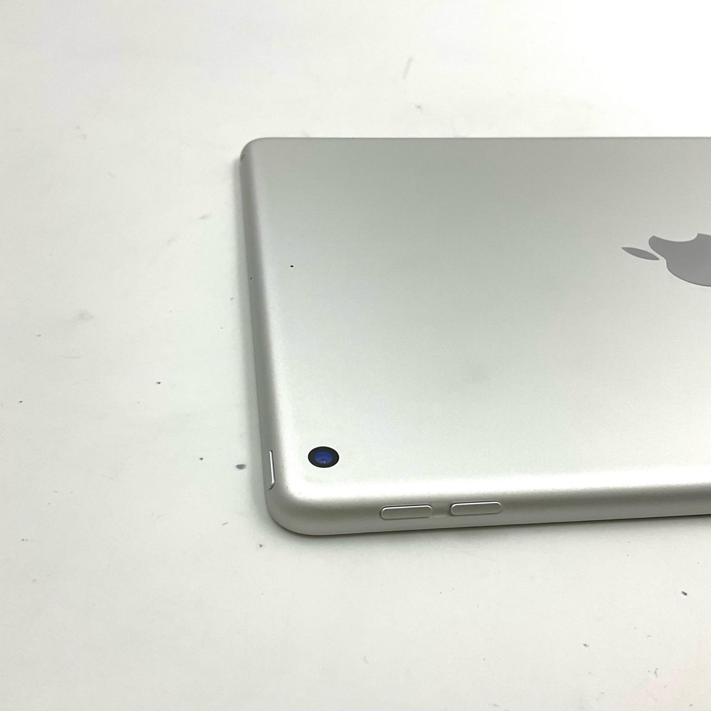 【全額返金保証】【最速発送】Apple iPad iPad 10.2インチ 第9世代 64GB シルバー Wi-Fi 美品 動作確認済