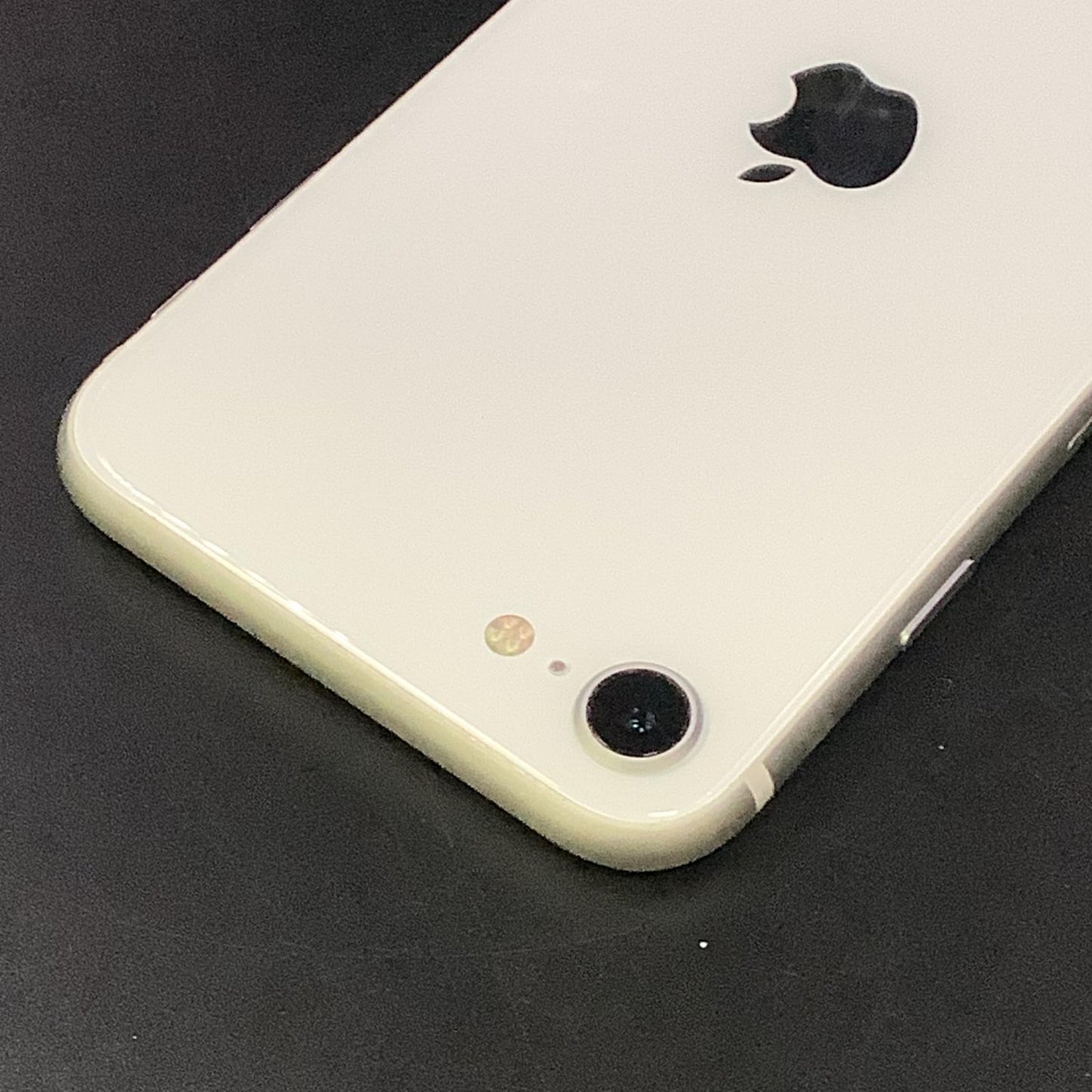 【全額返金保証】【最速発送】Apple iPhone iPhone SE（第2世代） 64GB ホワイト au SIMフリー 白ロム 動作確認済 82%