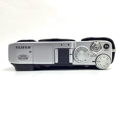 【全額返金保証】【最速発送】FUJIFILM デジタル一眼 X-E2 ボディ [シルバー] シルバー 美品 動作確認済