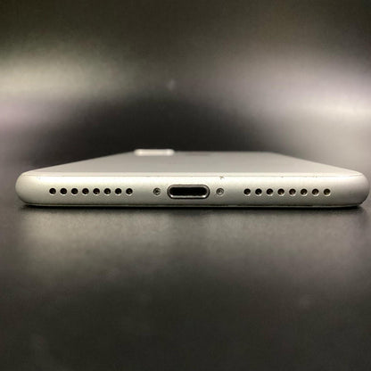 【全額返金保証】【最速発送】Apple iPhone iPhone 8 Plus 64GB シルバー docomo SIMフリー 白ロム 動作確認済 94%