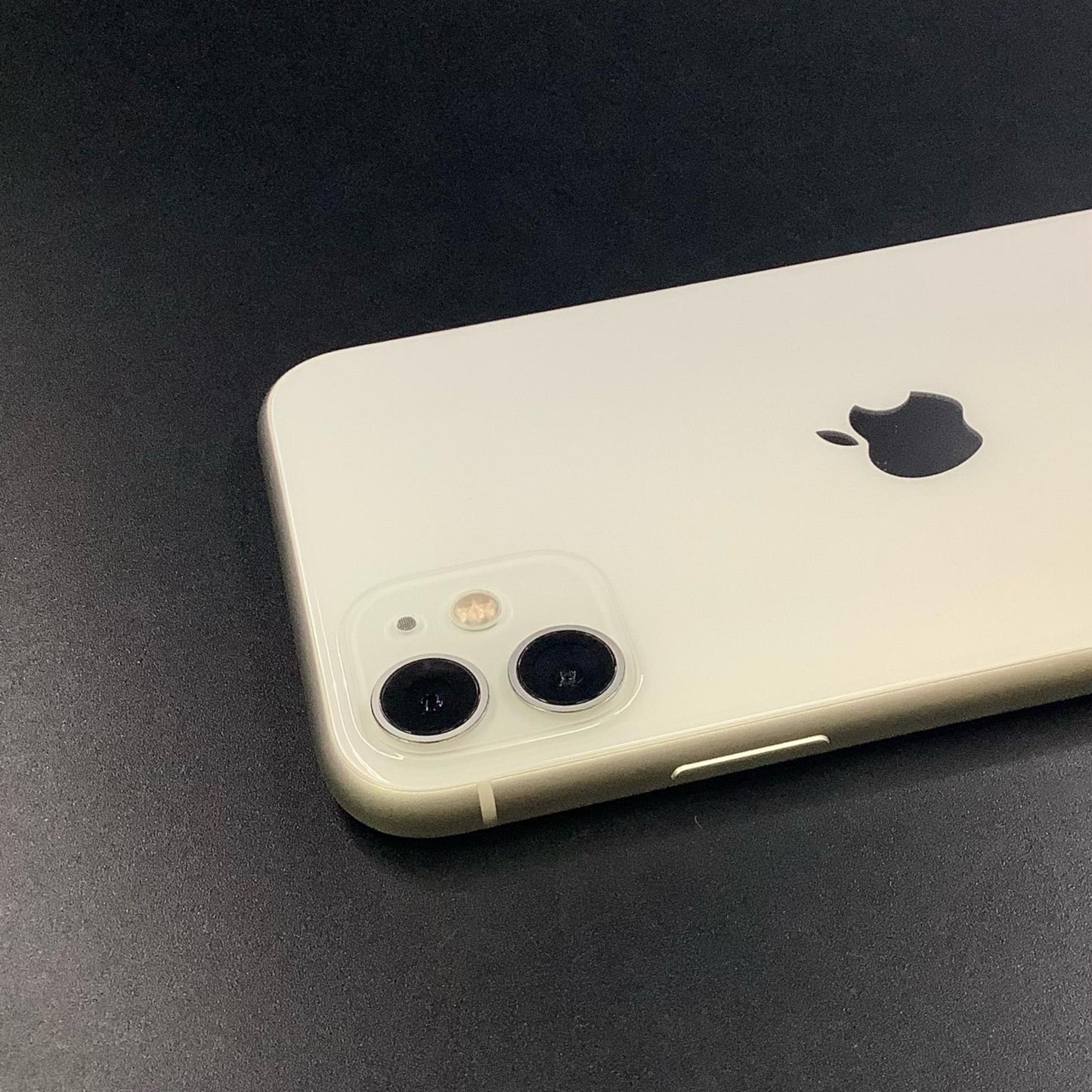 【全額返金保証】【最速発送】Apple iPhone iPhone 11 128GB ホワイト au 白ロム 動作確認済 73%