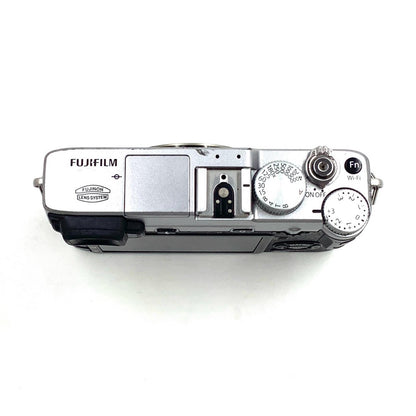 【全額返金保証】【最速発送】FUJIFILM デジタル一眼 FUJIFILM X-E2 シルバー 動作確認済