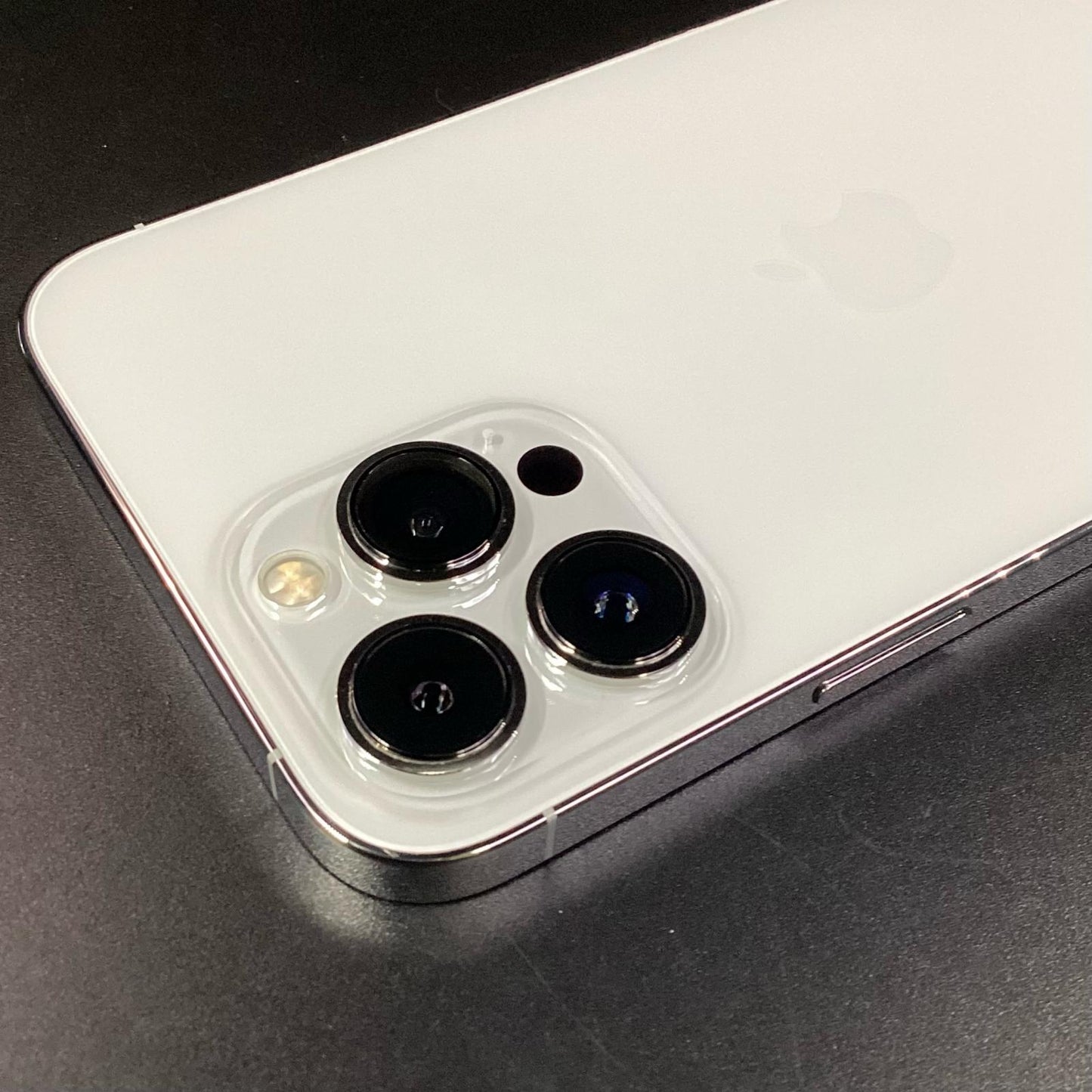 【全額返金保証】【最速発送】Apple iPhone iPhone 13 Pro Max 256GB シルバー au SIMフリー 白ロム 美品 動作確認済 84%