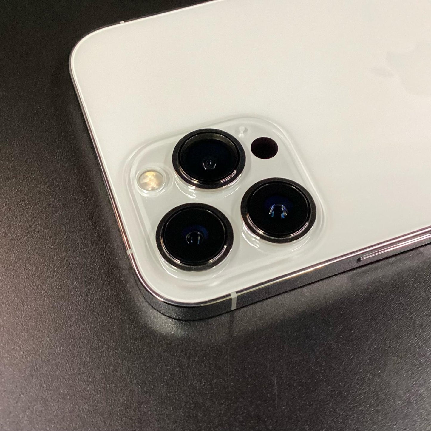 【全額返金保証】【最速発送】Apple iPhone iPhone 13 Pro Max 256GB シルバー au SIMフリー 白ロム 美品 動作確認済 86%