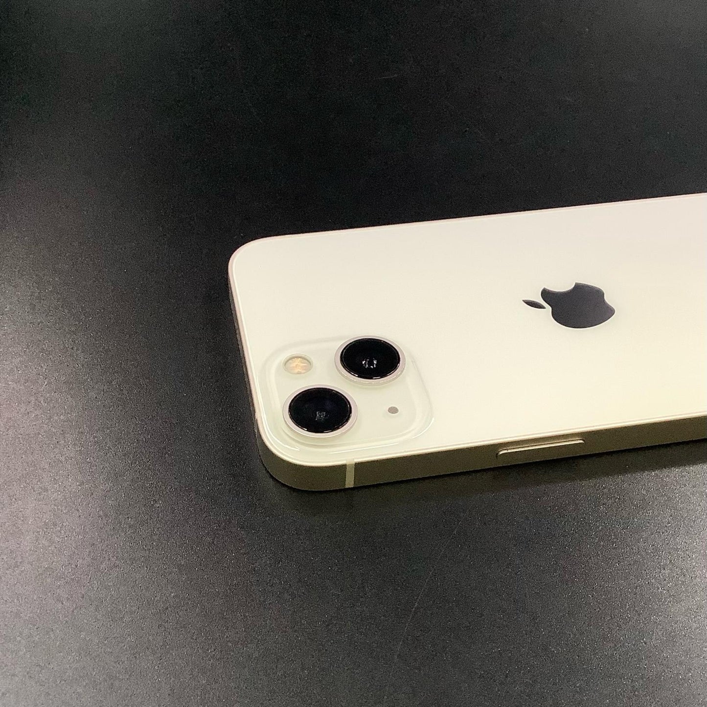 【全額返金保証】【最速発送】Apple iPhone iPhone 13 256GB スターライト Softbank 白ロム 動作確認済 82%