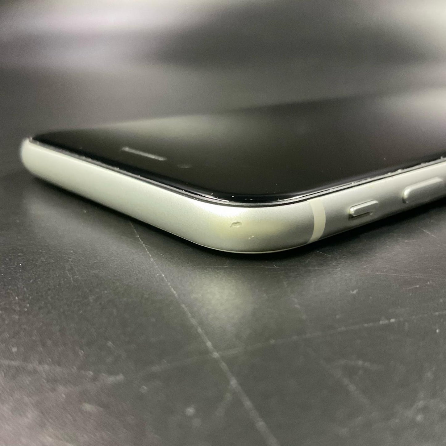 【全額返金保証】【最速発送】Apple iPhone iPhone SE（第2世代） 64GB ホワイト Softbank SIMフリー 白ロム 動作確認済 70%