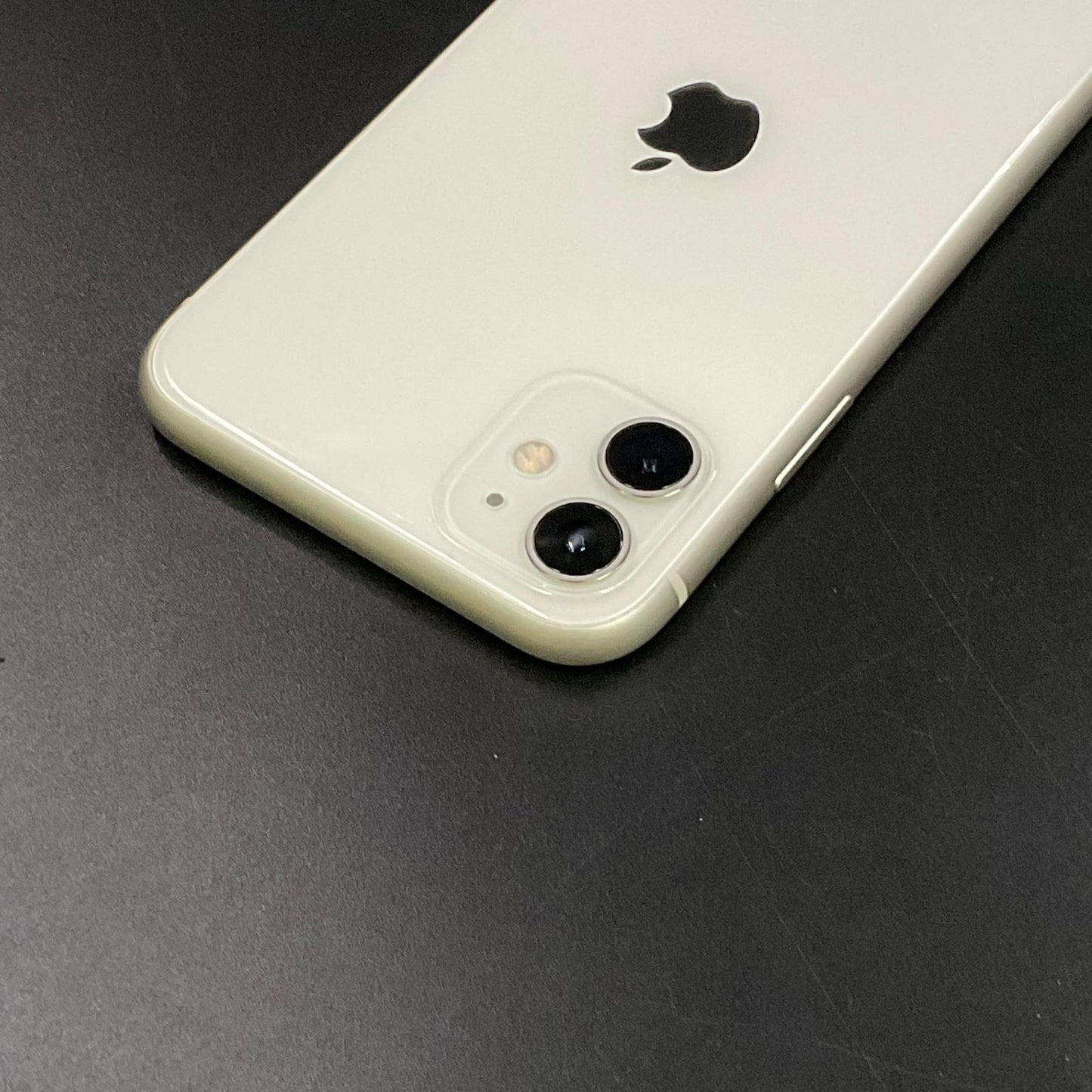 【全額返金保証】【最速発送】Apple iPhone iPhone 11 64GB ホワイト docomo 白ロム 美品 動作確認済 90%
