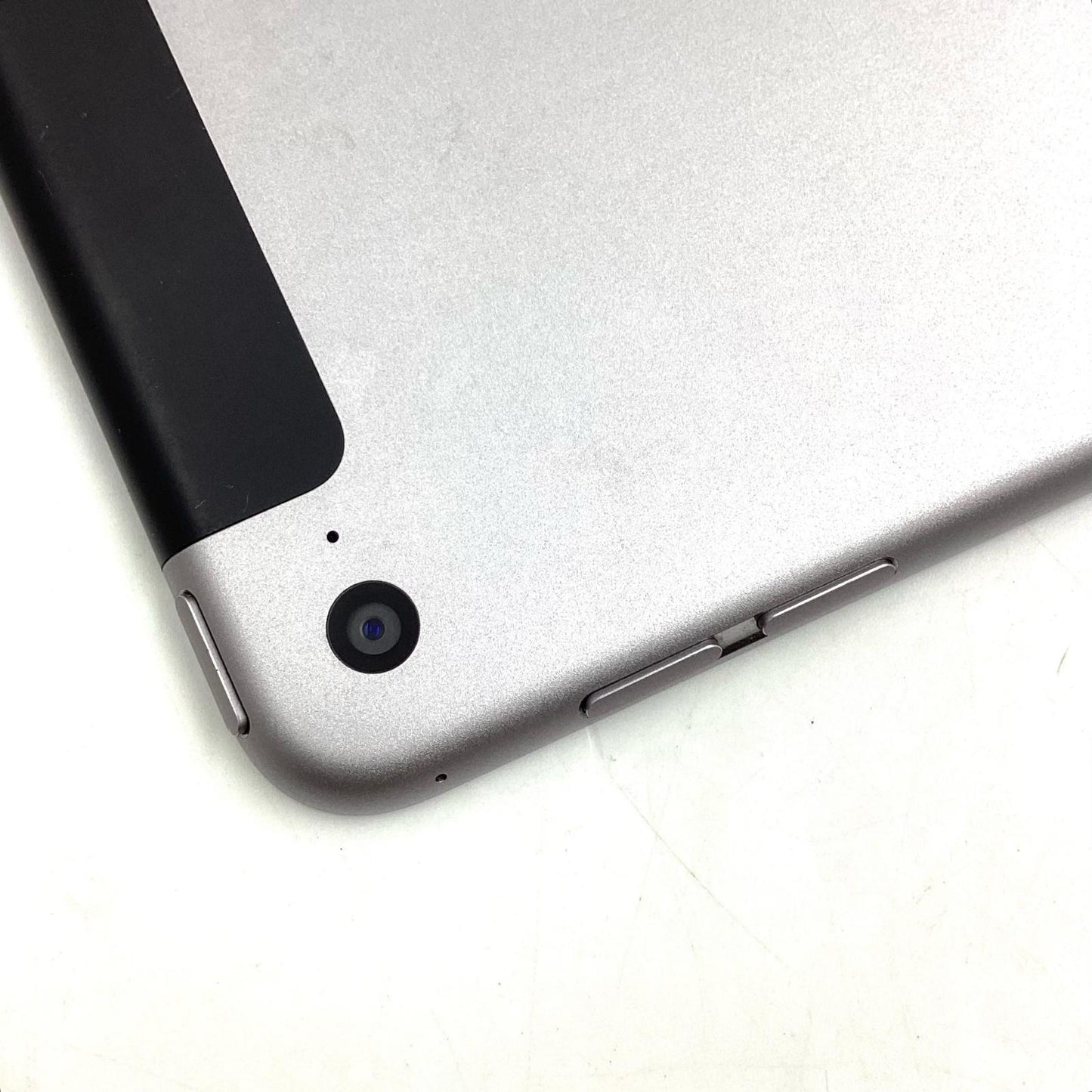 【全額返金保証】【最速発送】Apple iPad Air 9.7インチ 第2世代 32GB スペースグレイ WiFi+Cellular au 白ロム 美品 動作確認済