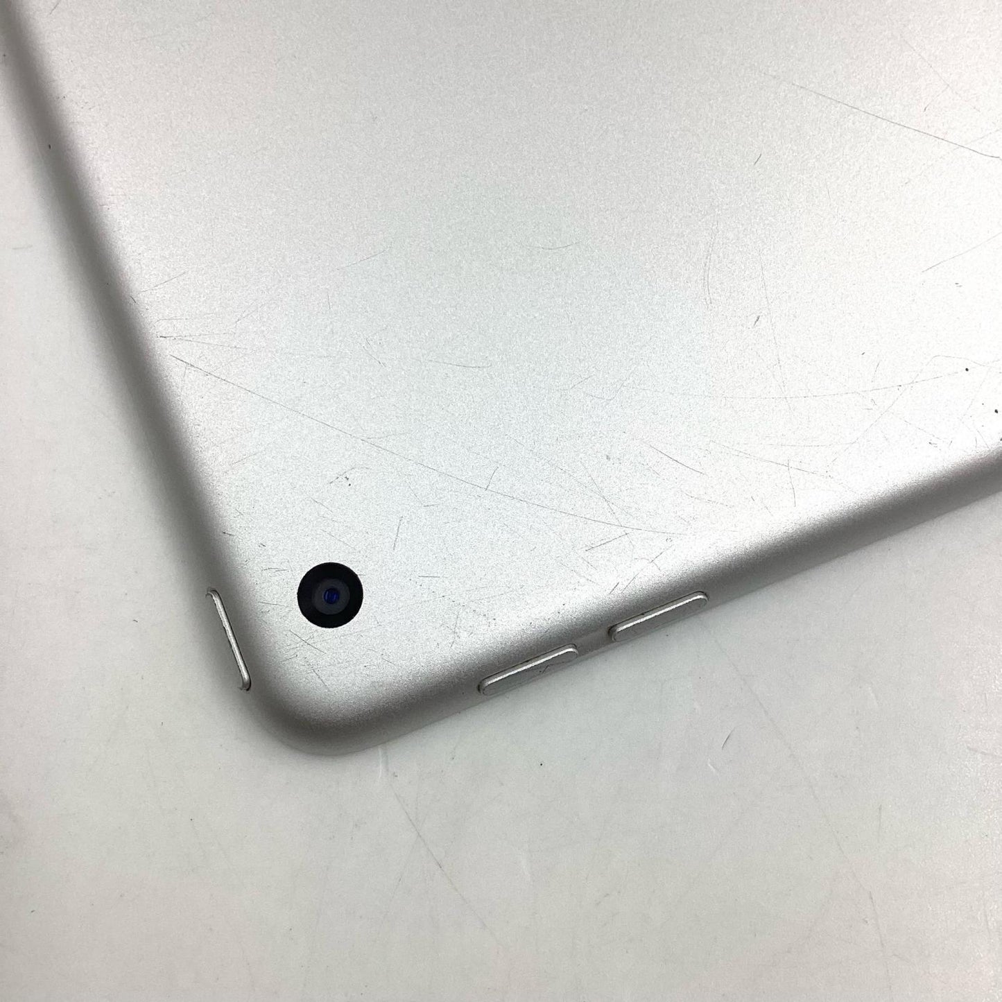 【全額返金保証】【最速発送】Apple iPad iPad（第8世代） 10.2インチ 32GB シルバー Wi-Fi 動作確認済