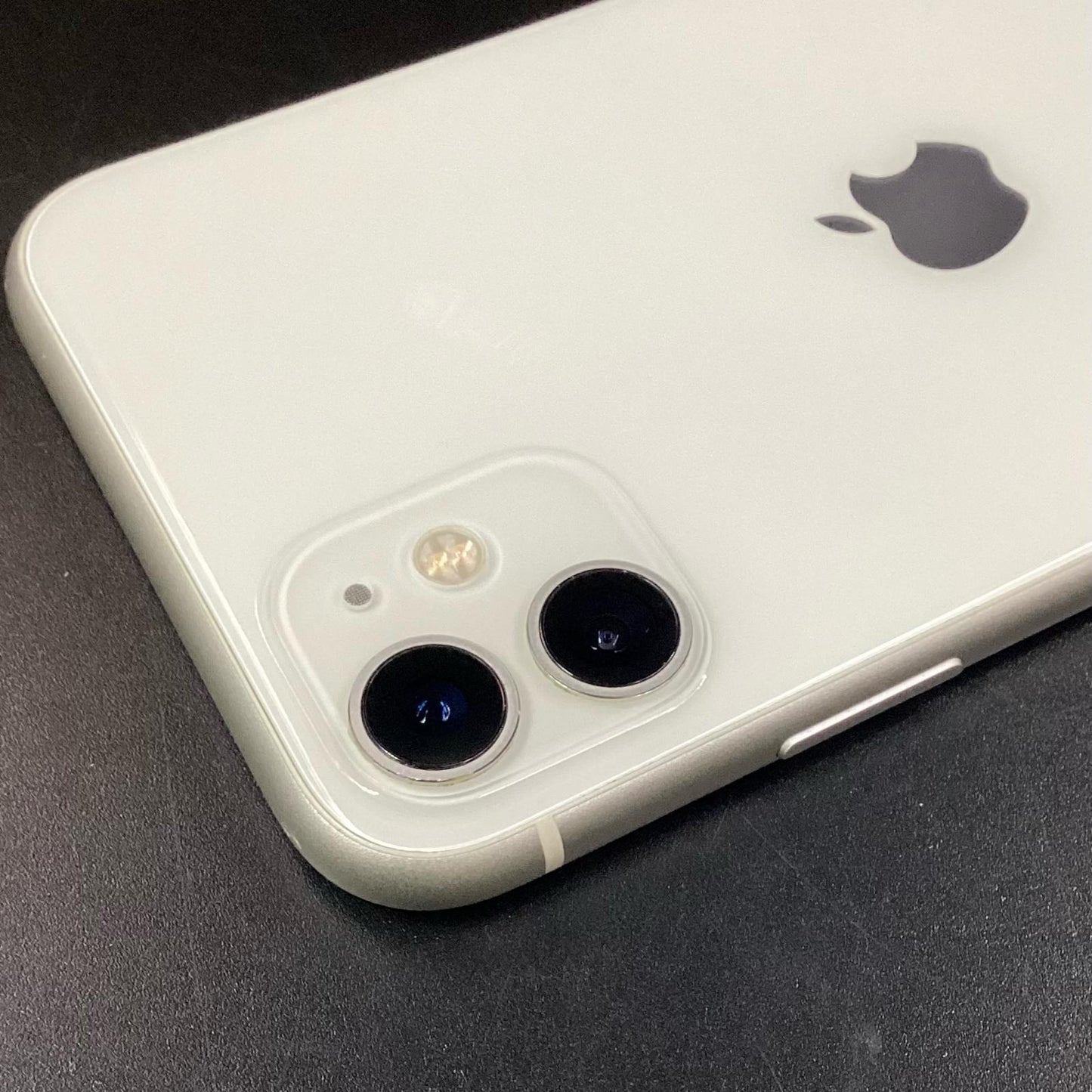 【全額返金保証】【最速発送】Apple iPhone iPhone 11 64GB ホワイト au 白ロム 動作確認済 78%