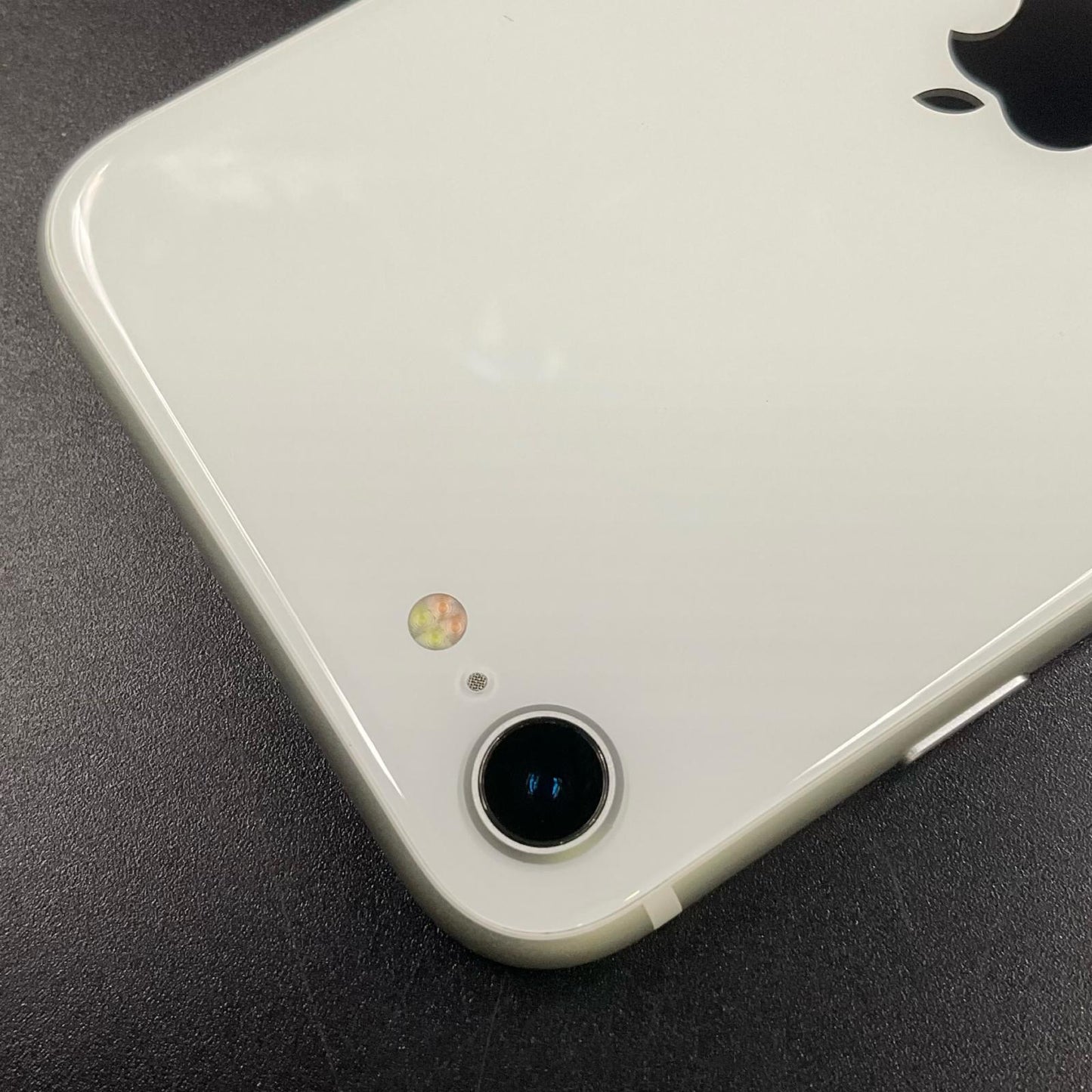 【全額返金保証】【最速発送】Apple iPhone iPhone SE（第2世代） 64GB ホワイト docomo 白ロム 動作確認済 76%