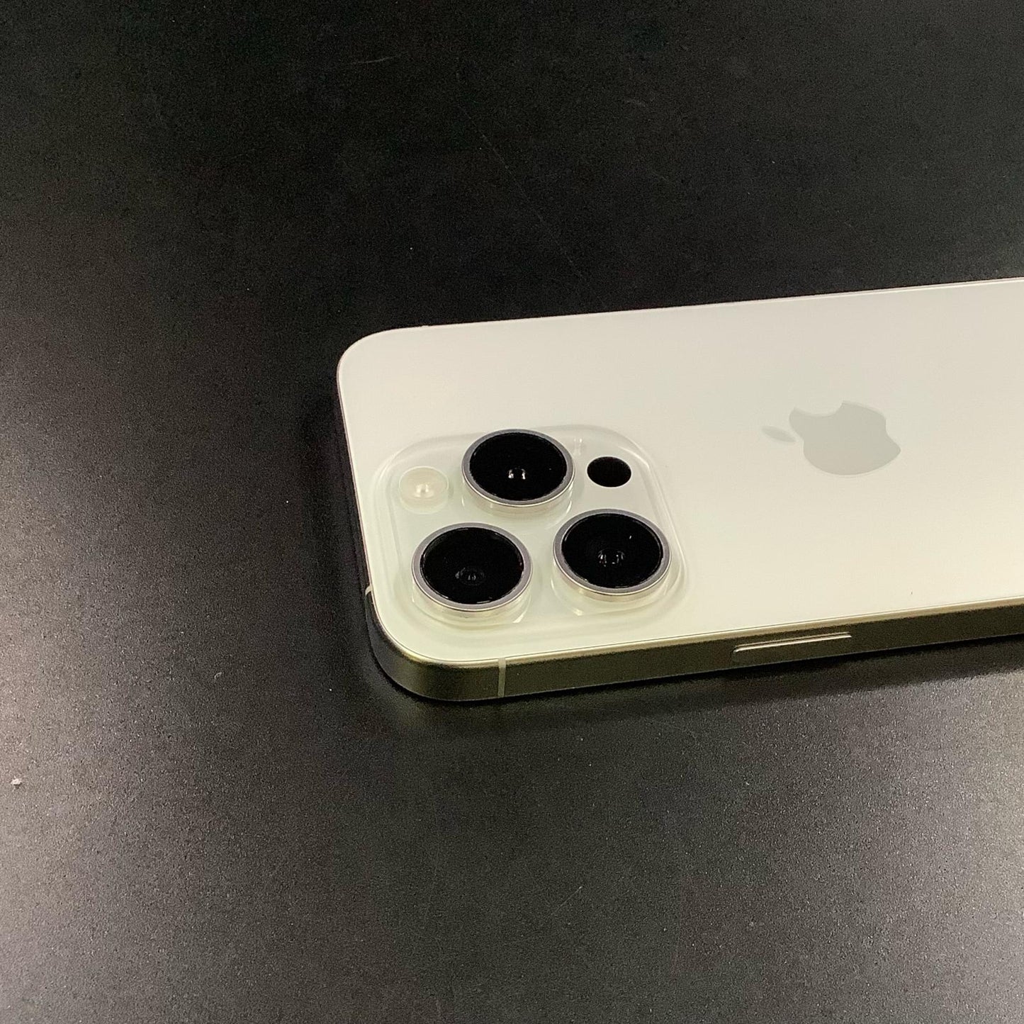 【全額返金保証】【最速発送】Apple iPhone iPhone 15 Pro 128GB ホワイト Softbank SIMフリー 白ロム 動作確認済 79%