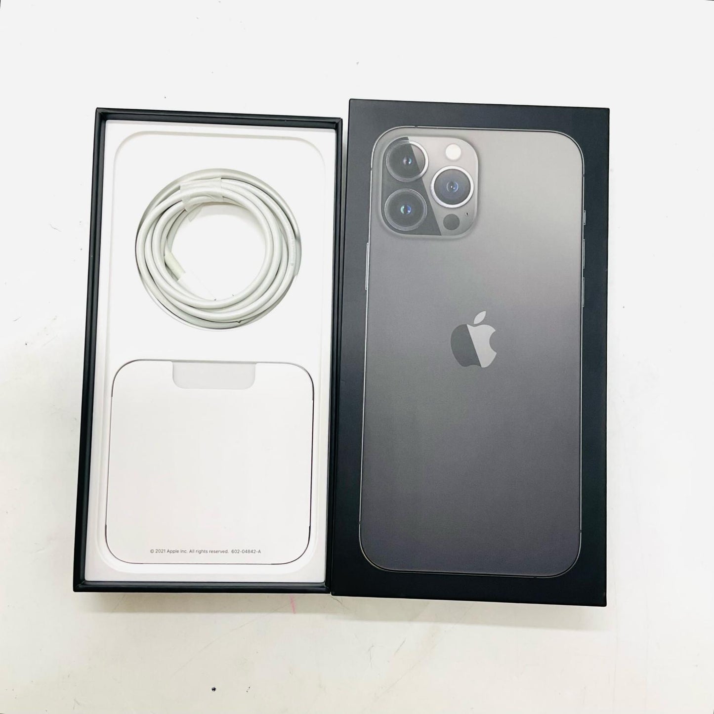【全額返金保証】【最速発送】Apple iPhone iPhone 13 Pro Max 256GB グラファイト au 白ロム 動作確認済 80%