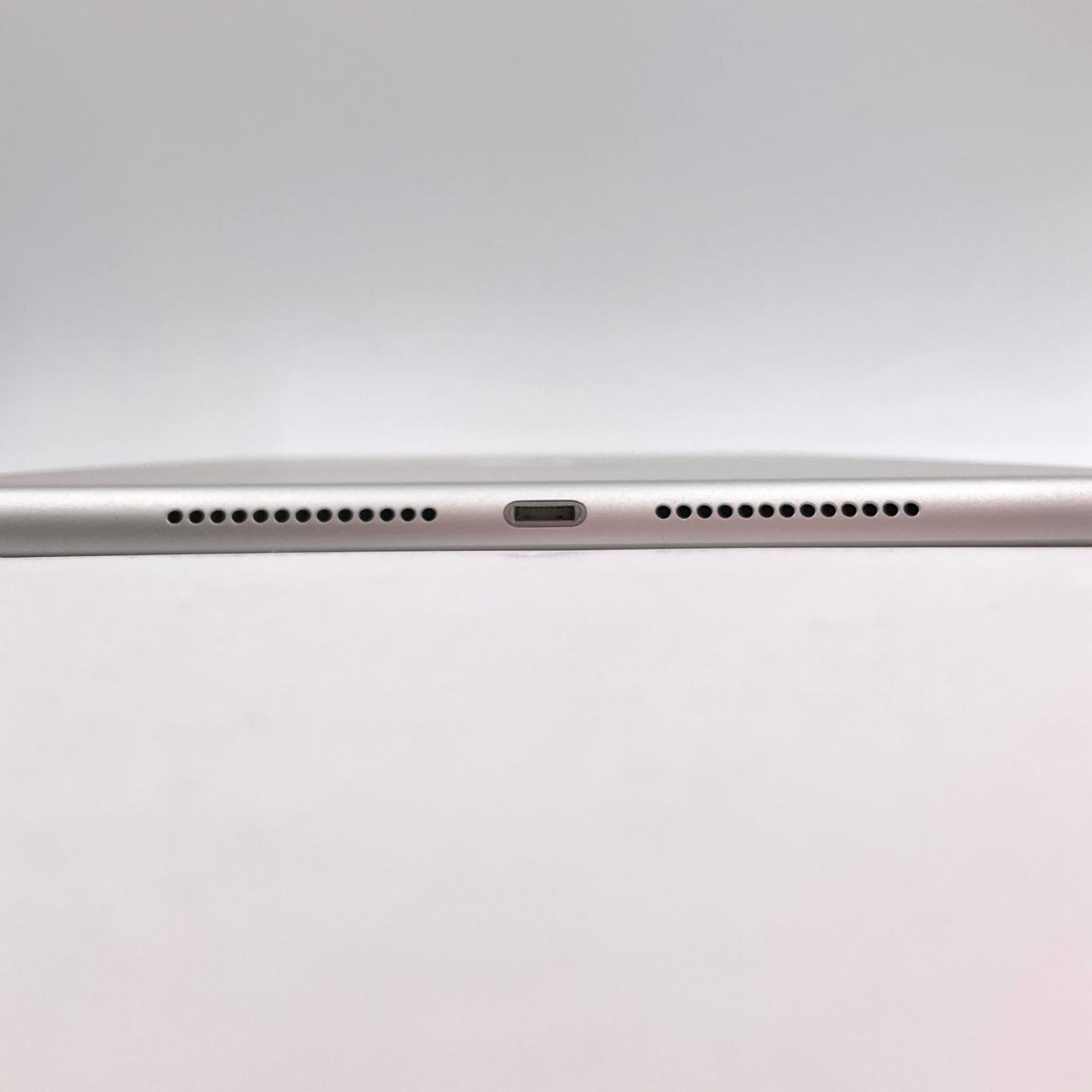 【全額返金保証】【最速発送】Apple iPad iPad 第8世代 32GB シルバー Wi-Fi 動作確認済