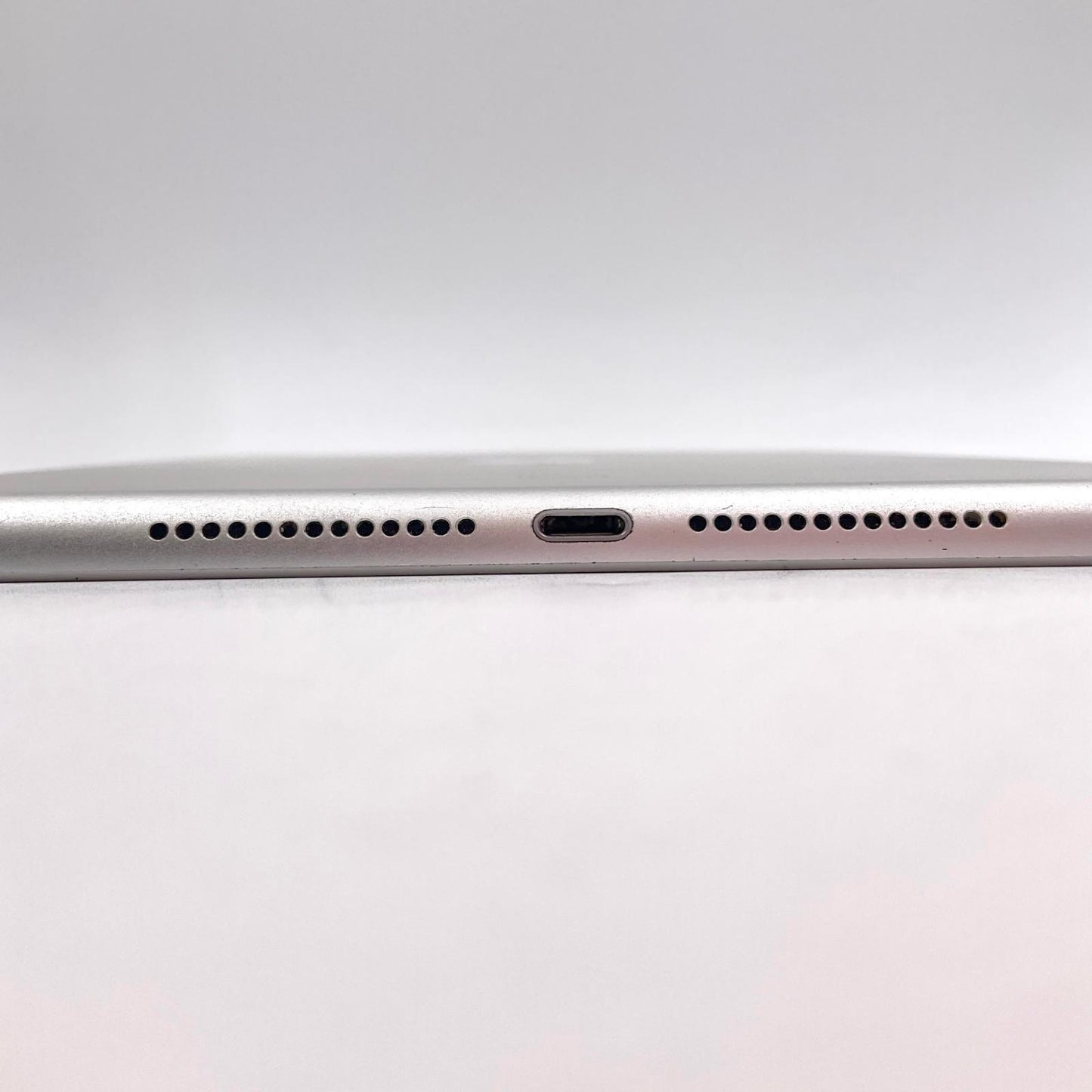 【全額返金保証】【最速発送】Apple iPad iPad 第5世代 128GB シルバー WiFi+Cellular docomo 白ロム 動作確認済