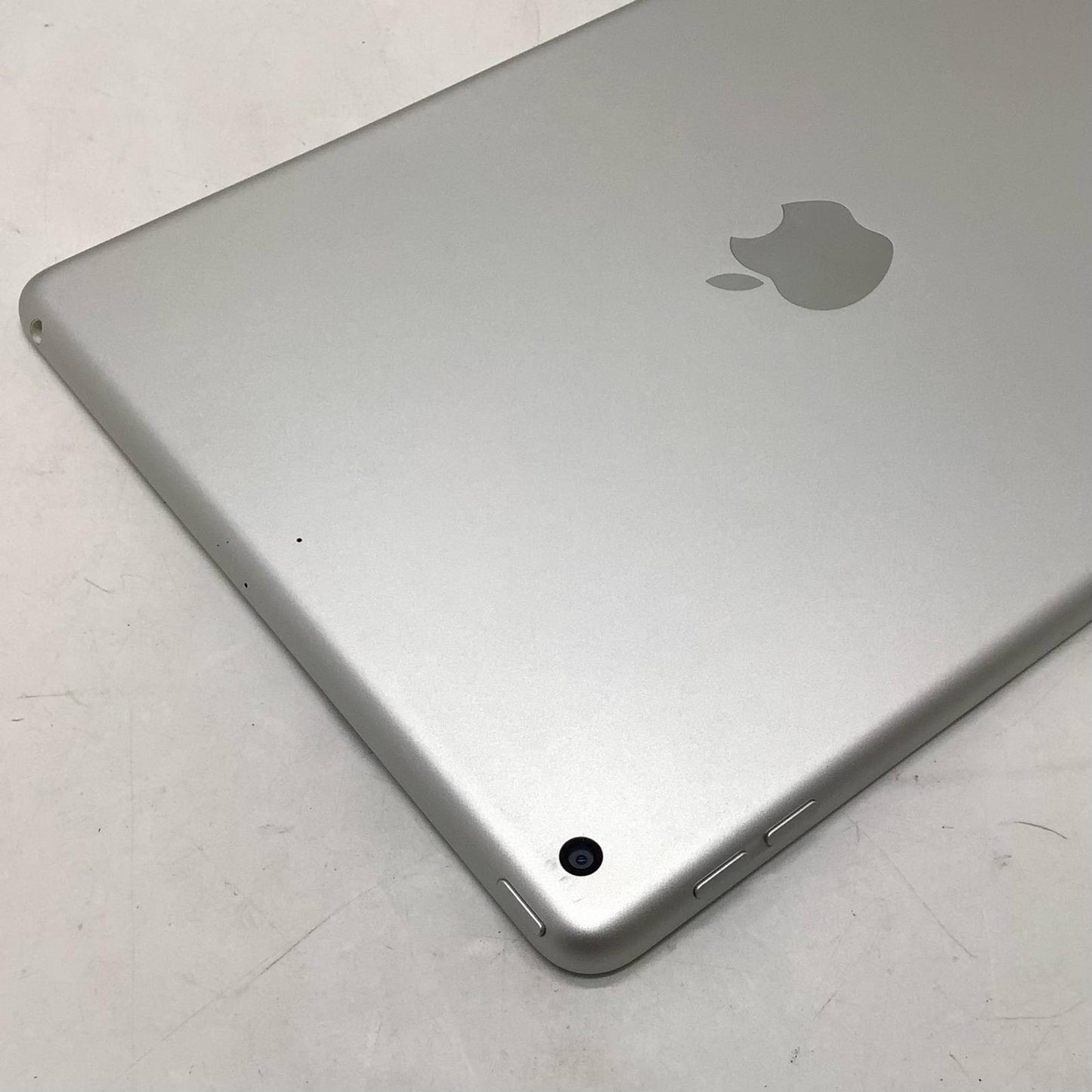 【全額返金保証】【最速発送】Apple iPad iPad 第7世代 32GB シルバー Wi-Fi 美品 動作確認済