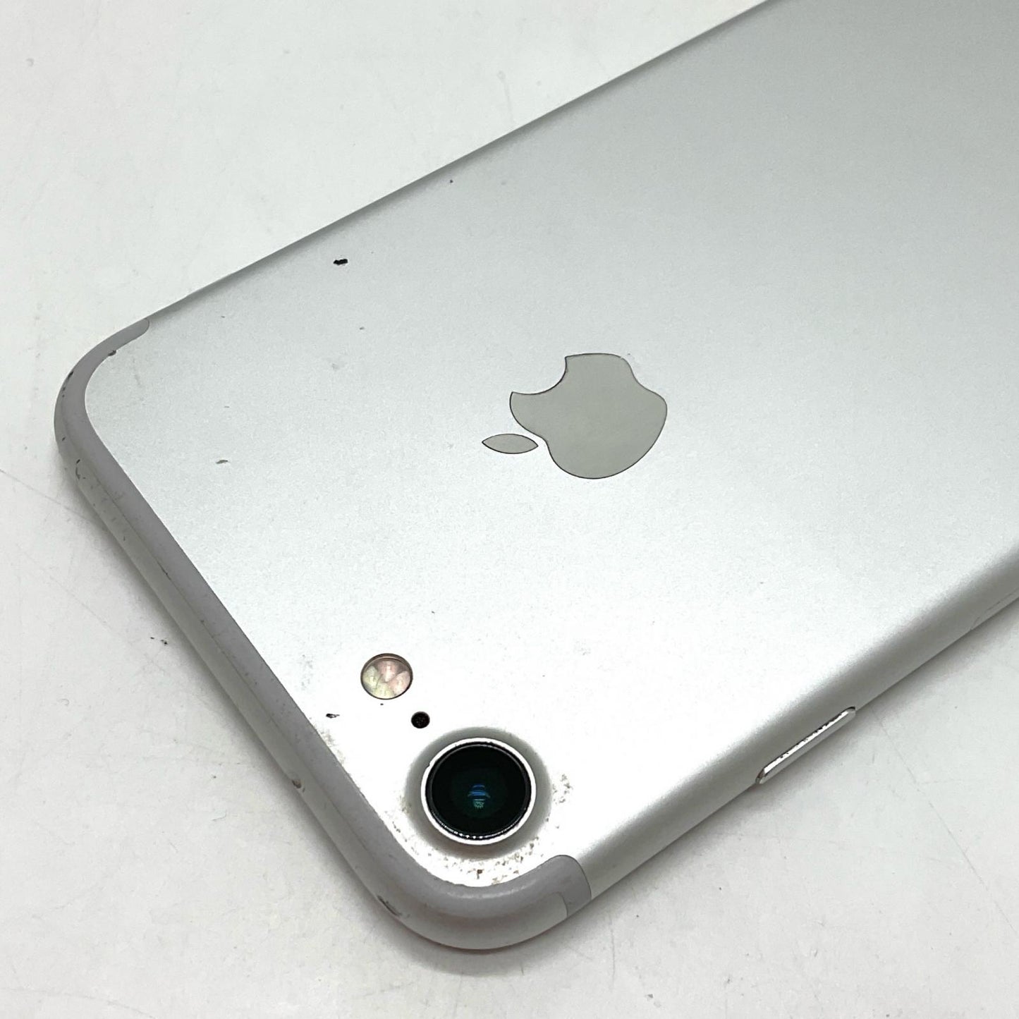【全額返金保証】【最速発送】Apple iPhone iPhone 7 128GB シルバー au 白ロム 動作確認済 72%