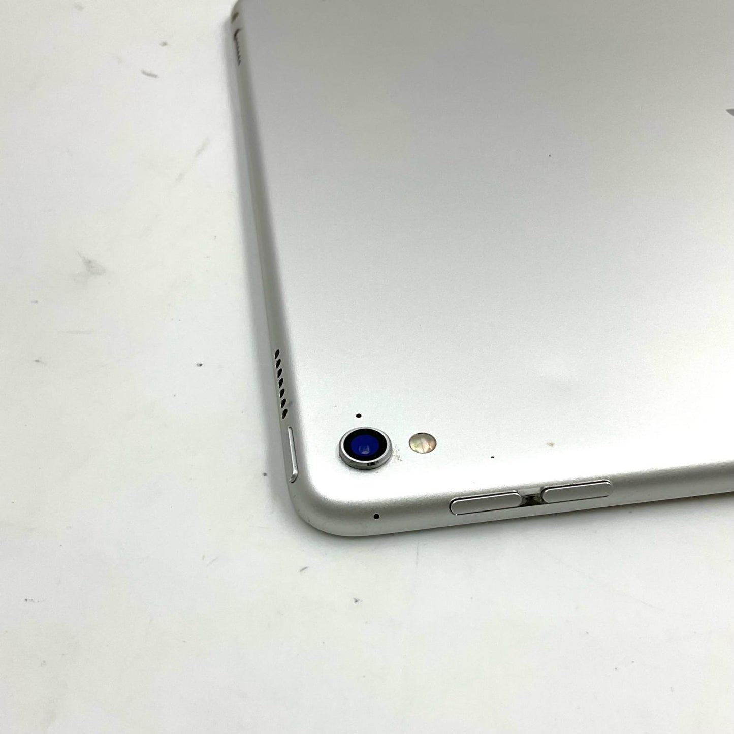 【最速発送】Apple iPad Pro 9.7インチ 第1世代 256GB シルバー Wi-Fi【難有】