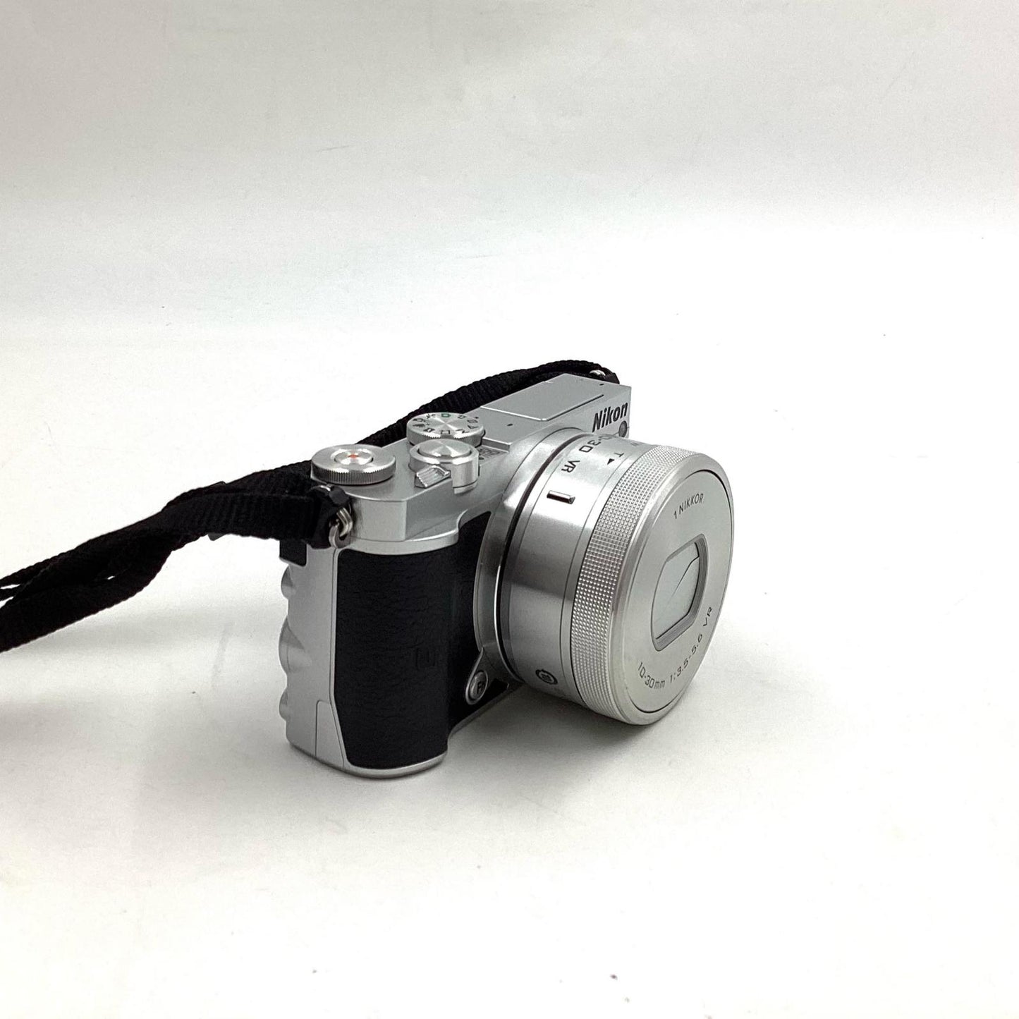 【全額返金保証】【最速発送】Nikon デジタル一眼 Nikon 1 J5 標準パワーズームレンズキット [シルバー] シルバー 美品 動作確認済