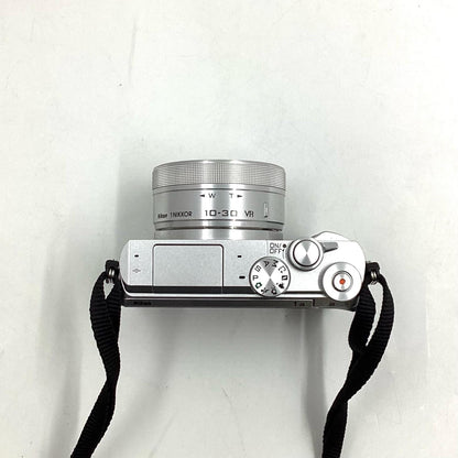 【全額返金保証】【最速発送】Nikon デジタル一眼 Nikon 1 J5 標準パワーズームレンズキット [シルバー] シルバー 美品 動作確認済